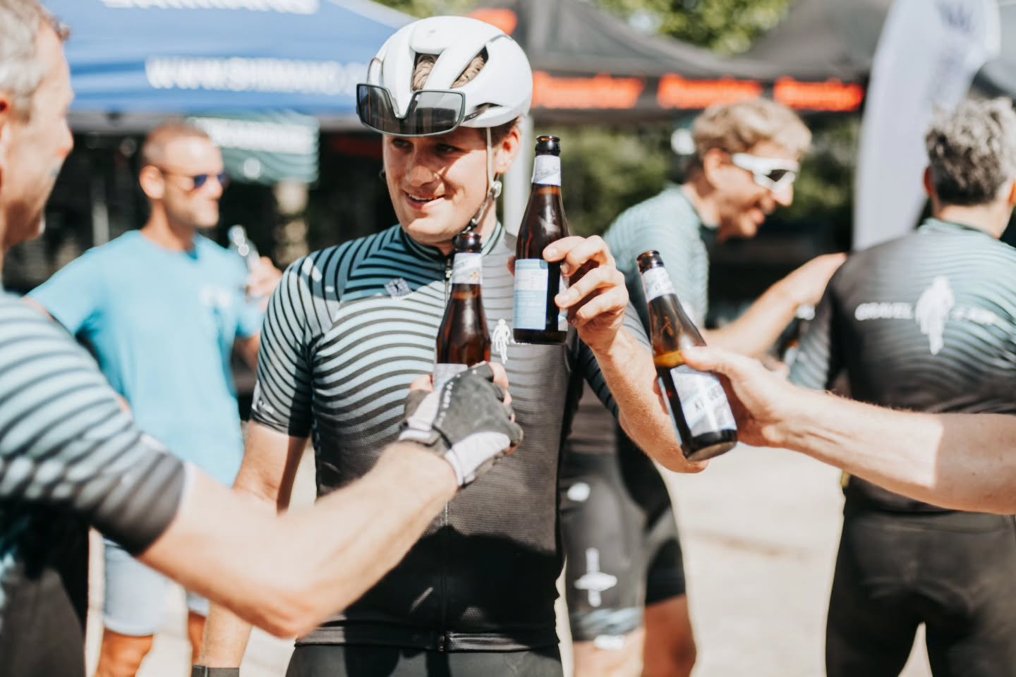 Cheers! Op een jaar vol mooie gravelritjes 🥳💙

Ps. De inschrijving voor Gravel4AIR 2026 is open! Drie dagen, drie landen, drie routes. Fiets jij mee? Inschrijven kan via de #linkinbio