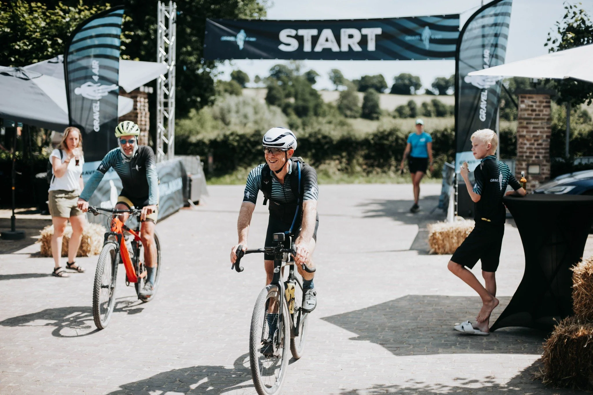 Benieuwd naar Gravel4AIR? Dinsdagavond van 20:30 - 21:45 uur vertellen wij jou meer over ons gravelavontuur. Stel jouw vragen en kom meer te weten over het programma, het verblijf in Limburg, training, voeding en nog veel meer 💛 Schrijf je in via ww