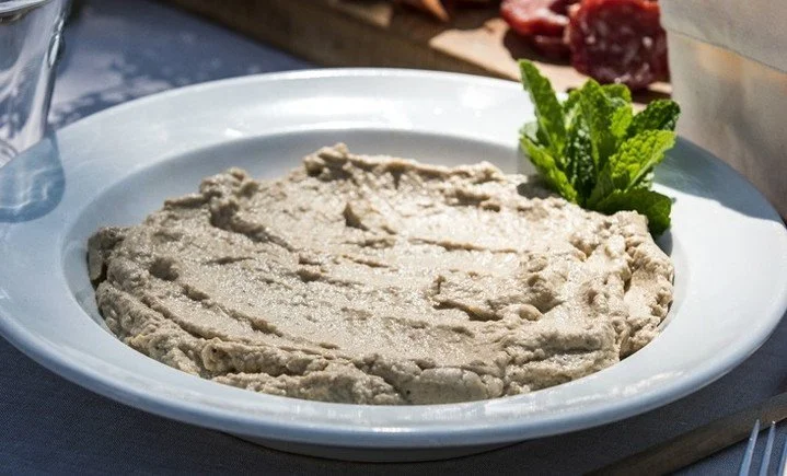 Babaganoush is a Lebanese smoky eggplant dip and one of the favorites of our clients. It can be used as a dip for breads, crudite and used to accompany meats.
Image @corrinatoughphotography #lebanesemezze#foodmadetoorder#freshfood#handmadefood#dips#g