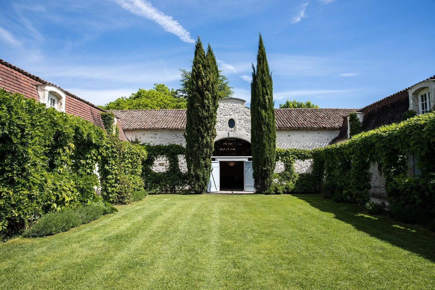 One of the many stunning venues I have had the honor of catering events at @lemanoir.duboutdupont
Taking bookings 2026 and 2027
Images @corrinatoughphotography #foodismemories#shanetoughcatering#weddingcaterer#weddingfoodhandmade#weddingcateringfranc