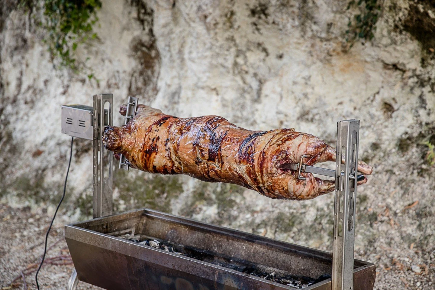 Whole spitroast lamb cooked over coals all day for a succulent juicy and flavorful part of your event meal.
Image @corrinatoughphotography #foodismemories#shanetoughcatering#weddingcaterer#weddingfoodhandmade#weddingcateringfrance#weddingcateringsout