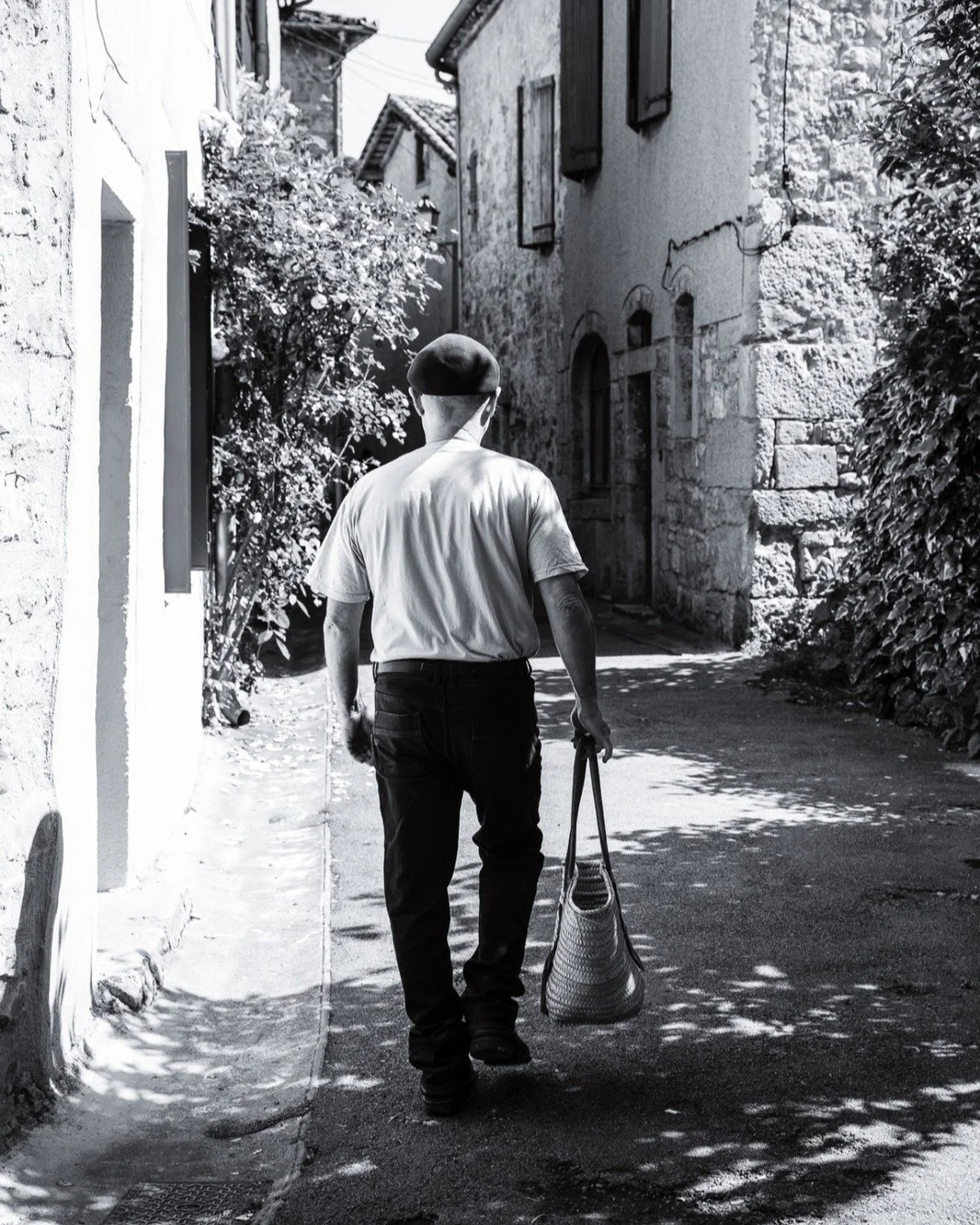 To market to market.... My French village.
Image @corrinatoughphotography #freshfood#frenchmarkets#traiteurfrance#traiteursudouest#weddingcateringfrance