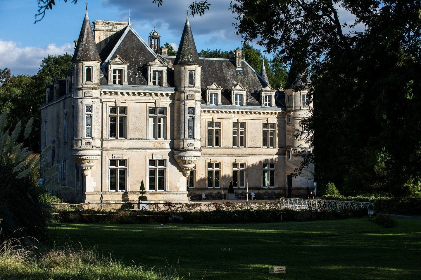 I get to work at some gorgeous venues and create magic for your wedding weekend or event. My staff and I pride ourselves in listening to your dreams for the vibe of your event. Food is memories.
Venue @chateaudebourneau 
Images @corrinatoughphotograp