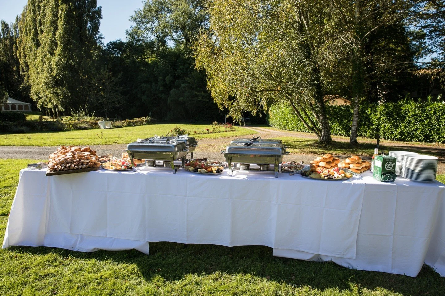 Our brunch is fantastic for the day after - substantial, handmade items alongside pastries and fresh fruits with tea and coffee and juice.
Image @corrinatoughphotography #weddingbrunchfrance#chateaubrunch#buffetbrunch#evventbrunchfrance