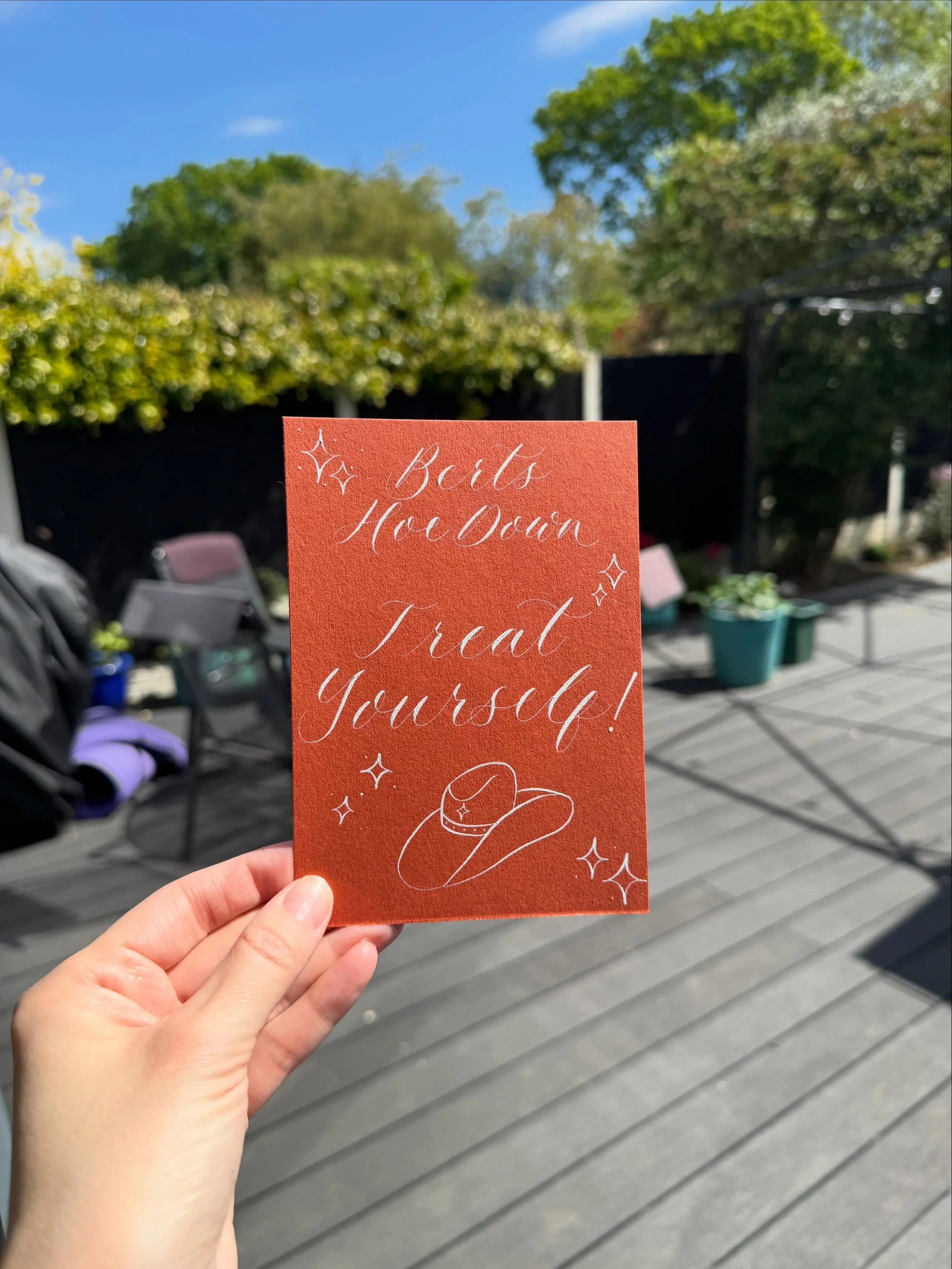 Something fun for Bert&rsquo;s Hoedown🤠

I love the small commissions and being able to make an event that little more special✨  How cute are these illustrations?!🧡   #calligrapheruk #bespokecalligraphy #essexcalligrapher #eventsignage #eventstatio