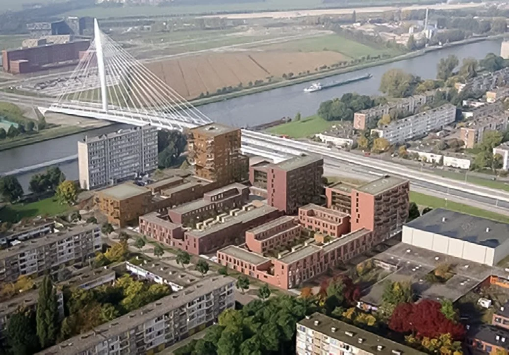 Uitzicht op een brug over een rivier, omliggende gebouwen en groene gebieden.