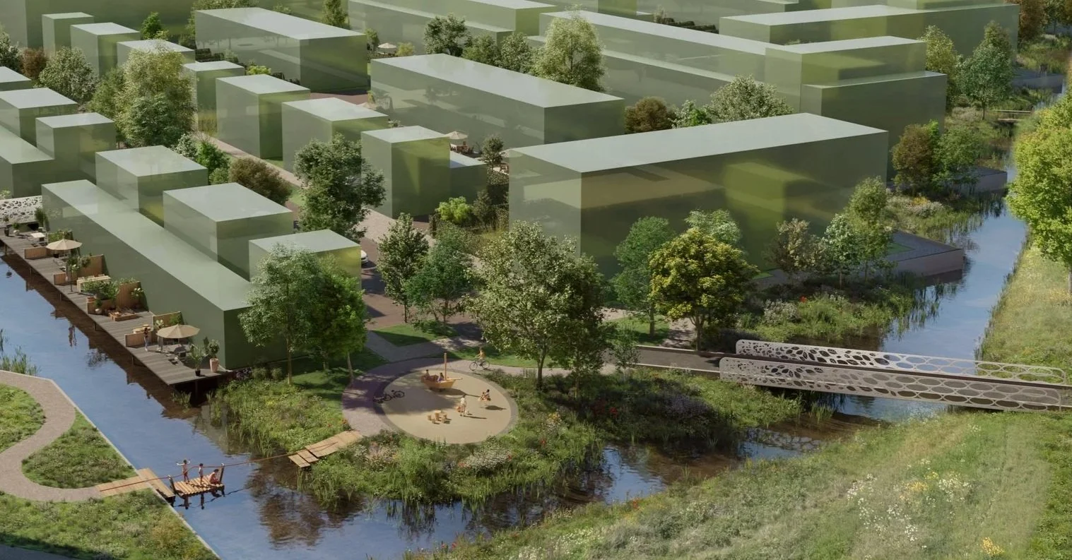 Een overzicht van een modern park met groen beplanting, wandelpaden, waterwegen, een kinderspeelplaats, en een brug. Er zijn ook gemoderne gebouwen met een groene tint op de achtergrond.