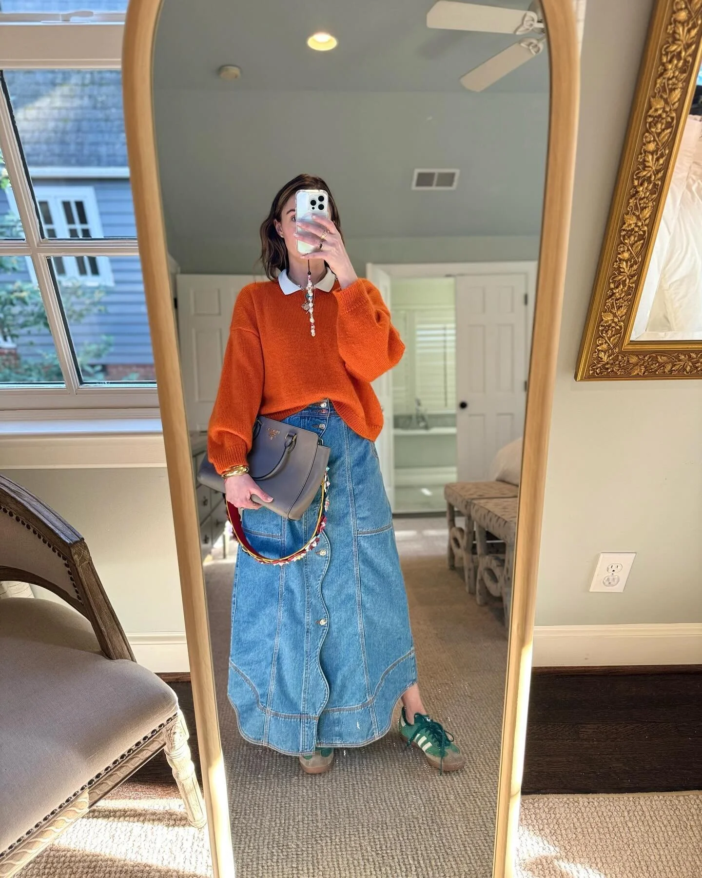 🧡 Sunday
.
.
Skirt: @farmrio 
Shoes: @adidas 
Tee: @zara 
Bag: @prada 
Strap: @chosencharlotte 
Sweater: @mihjeans
