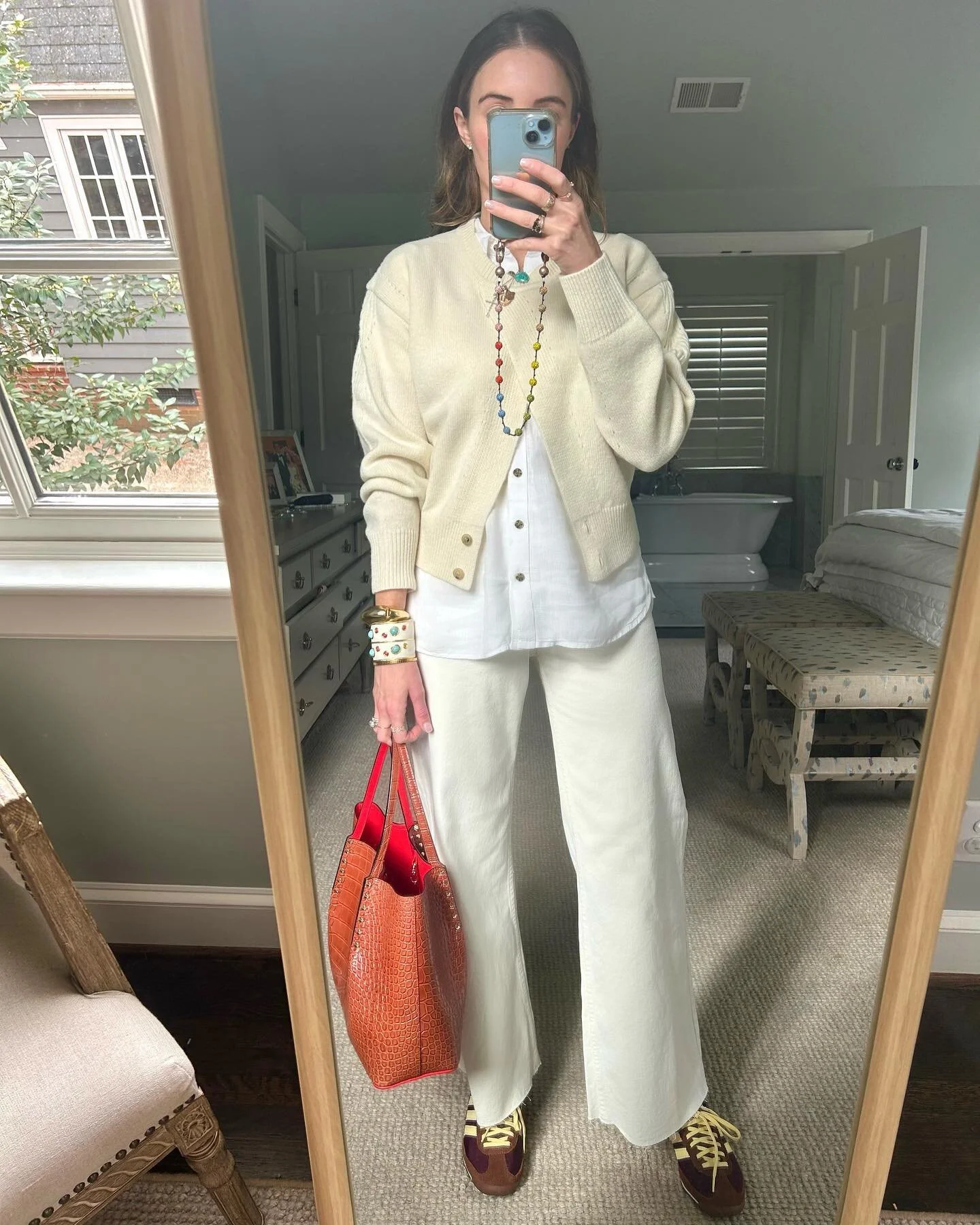 Cream on cream tones
.
.
Pants: @mango 
Top: @jcrew 
Knit: @recto_official 
Shoes: @adidas