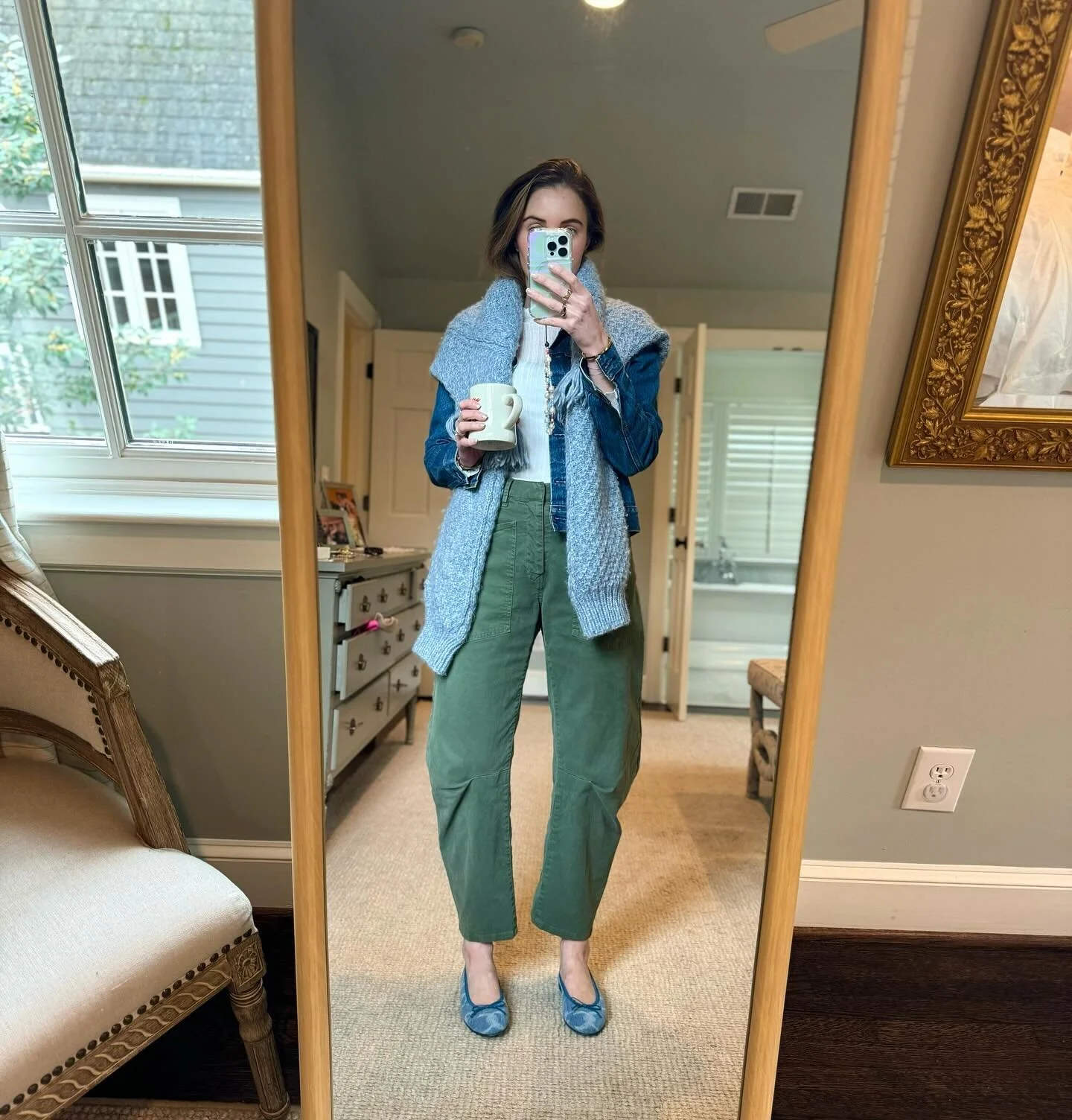 A story of greens &amp; blues
.
.
Pants: @nililotan 
Top: @walmart 
Jacket: @levis 
Sweater: @couper @escvdo 
Shoes: @chanelofficial