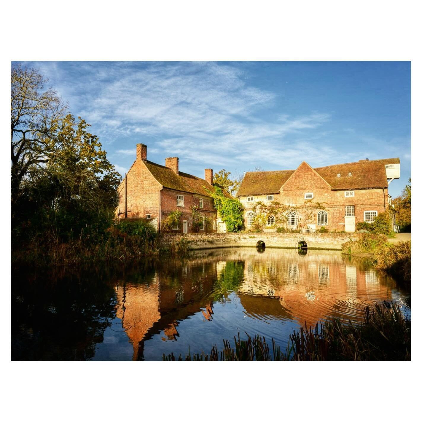 A bright, fresh early morning in the NT hamlet of Flatford which was the inspiration for some of John Constable&rsquo;s most famous paintings. 

#momentslikethese #nothingisordinary #littlestoriesofmylife #alittlebeautyeveryday #myeverydaymagic #ofsi