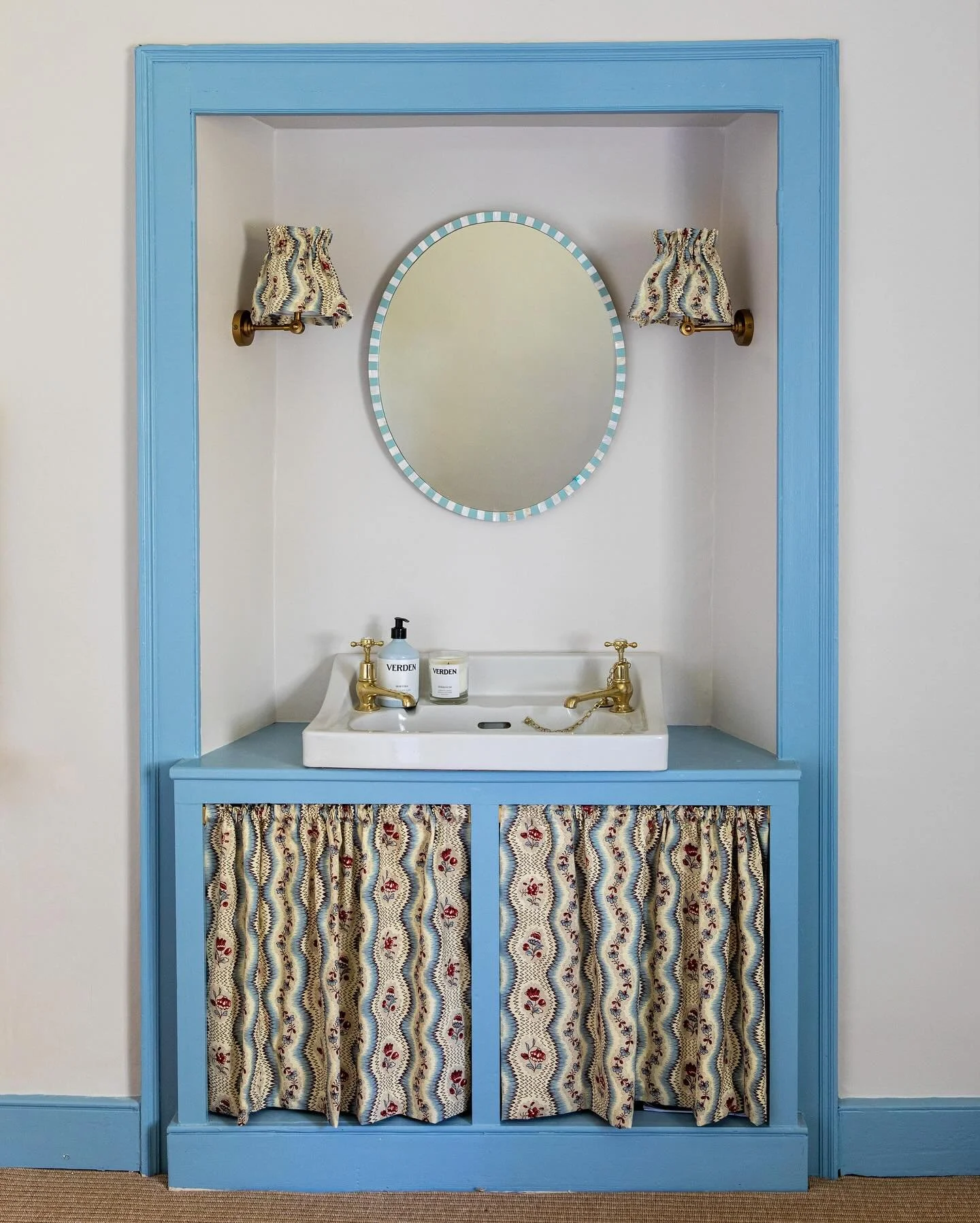 The sweetest bathroom update which I worked on with my lovely client. Keeping the original sink, a lick of paint, taking out the cupboard doors and adding curtains and all the trimmings 💖
