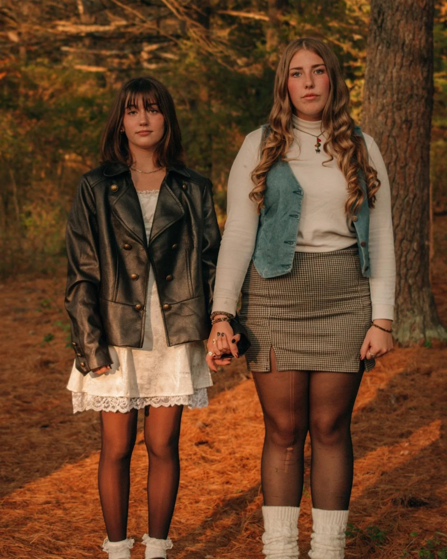 Evy &amp; Hailey 🤍 

It was such a pleasure working with these girls, they&rsquo;re sweet, funny, and so fun! I loved their vision and I was so happy to be apart of it! 🫶🏼 best of luck to you guys!! 
.
.
.
.
#classof2025 #seniorportraits #fallport