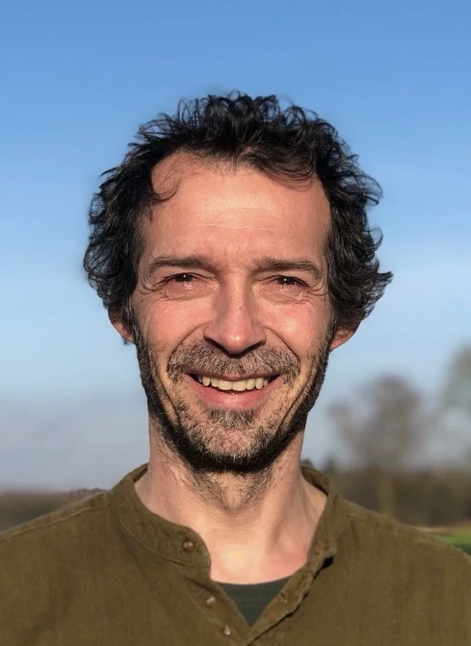 Volker spricht über Kommunikation über die Beziehungen im Beziehungsnetz