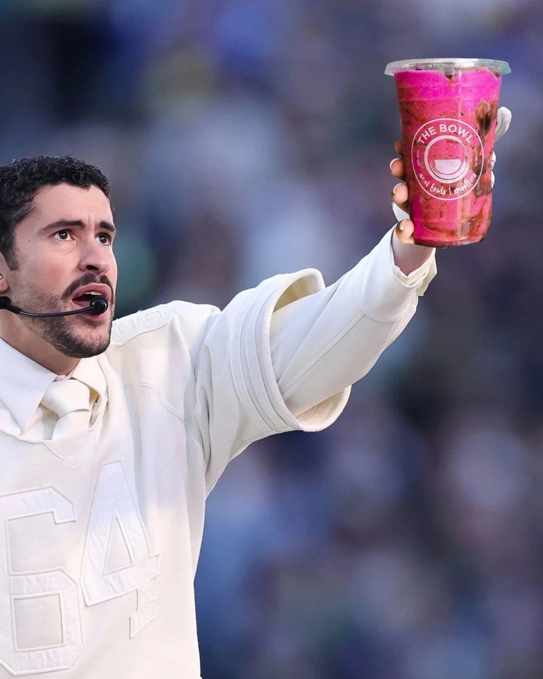 THE BOWL X SUPER BOWL 
benito ran on limited time pink drink cold brew &amp;
Pitaya Skies smoothie (he added some cacao drizzle for a touch of chocolatey goodness) 
come try it today and see if you + benito have the same taste 👀🩷
&hellip;
#halftime