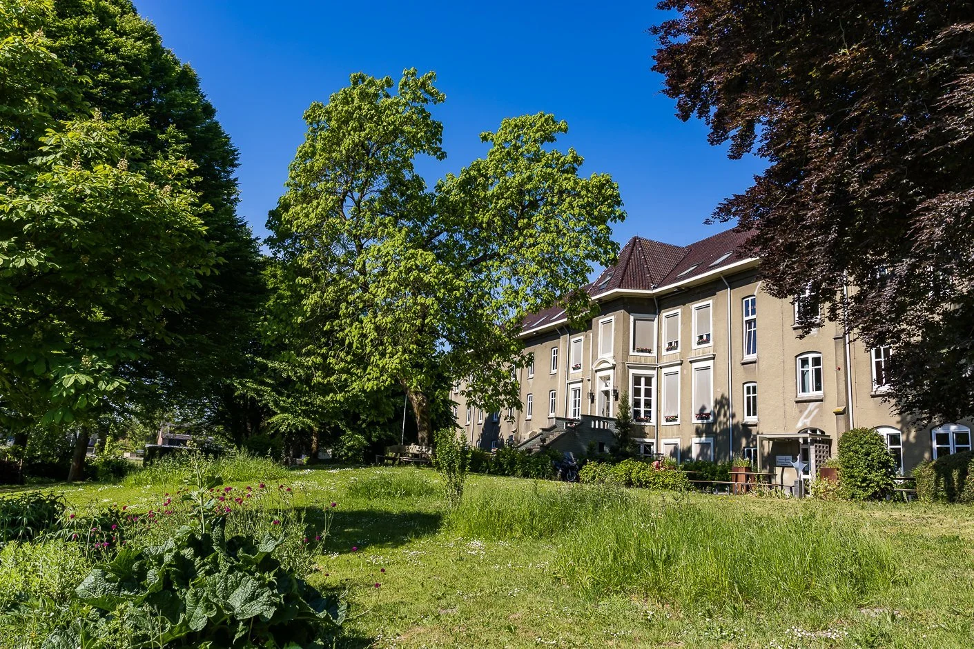 Tuin en gevel van Dominicanenklooster Huissen, de plek voor de retraite van Maria van Mierlo 'Kloosterwijsheid Vandaag'