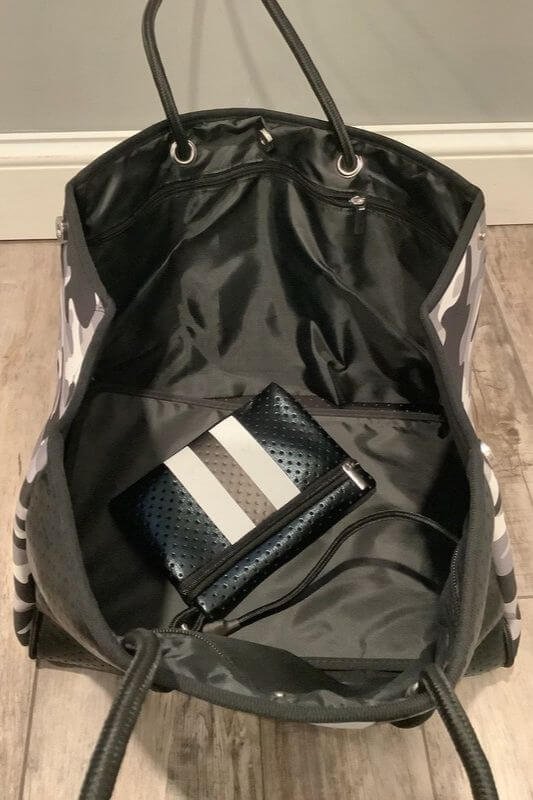 https://shopcuratedcloset.com/wp-content/uploads/2021/09/skull-tote-2.jpg