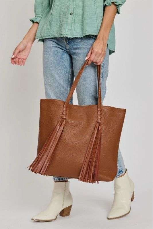https://shopcuratedcloset.com/wp-content/uploads/2023/10/shakira-tote-2.jpg