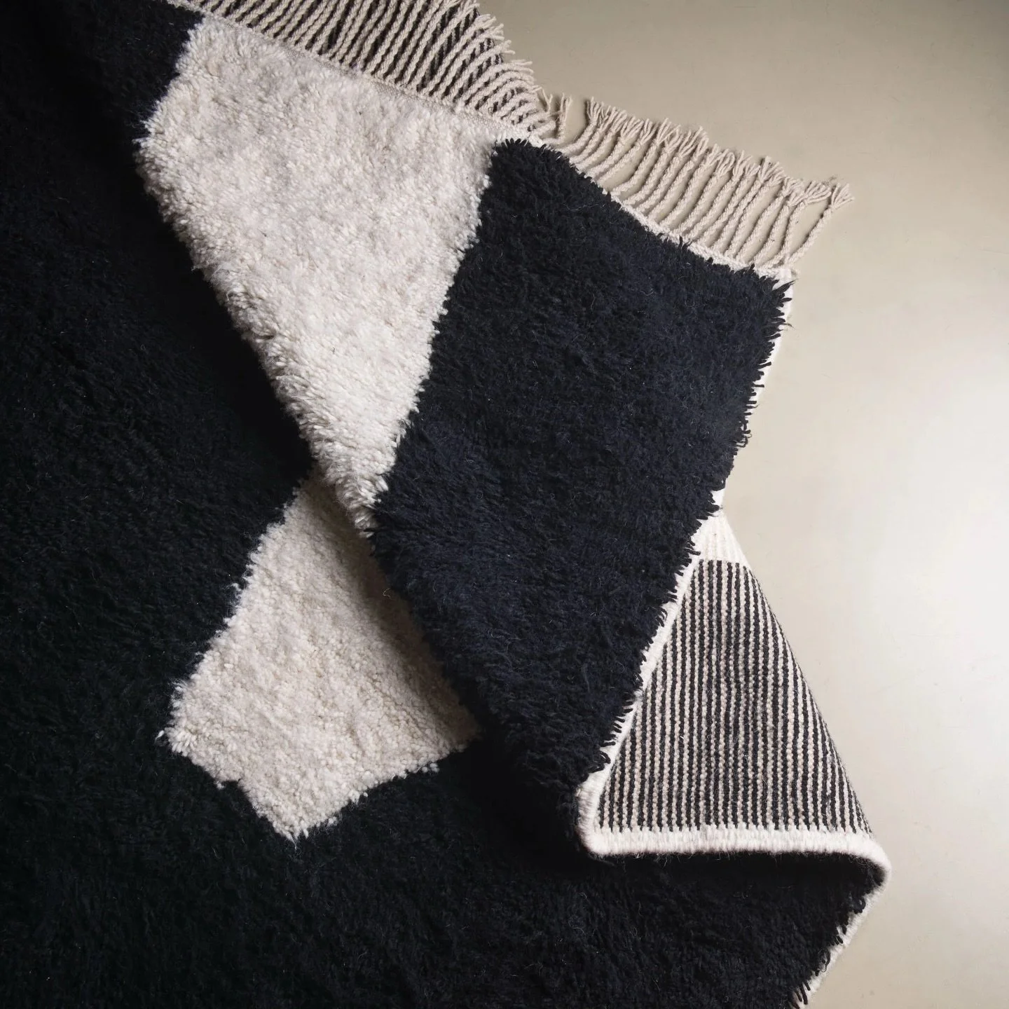 The Hudson Rug at AphroChic is a study in contrasts. Handmade by Moroccan artisans, the rug&rsquo;s classic mix of black and white is designed to elevate any room. Explore this gorgeous wool rug that&rsquo;s sustainably hand-loomed by Moroccan artisa