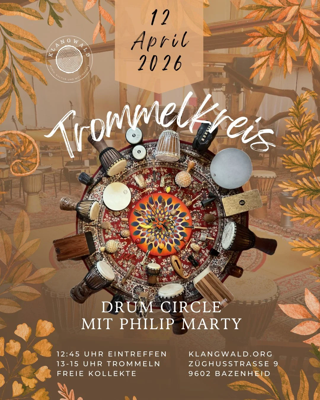 Ein Plakat für eine Veranstaltung namens 'Trommelkreis mit Philip Marty', das im Winter bis 26. März stattfindet. Die Veranstaltung findet im alten Schreinerhaus in Bazenheid statt und umfasst einen Einstieg um 13:45 Uhr, Trommelstunden von 14 bis 16 Uhr und freie Kollekten. Das Bild zeigt einen Kreistisch mit verschiedenen Trommeln und Musikinstrumenten, umgeben von botanischen Illustrationen.