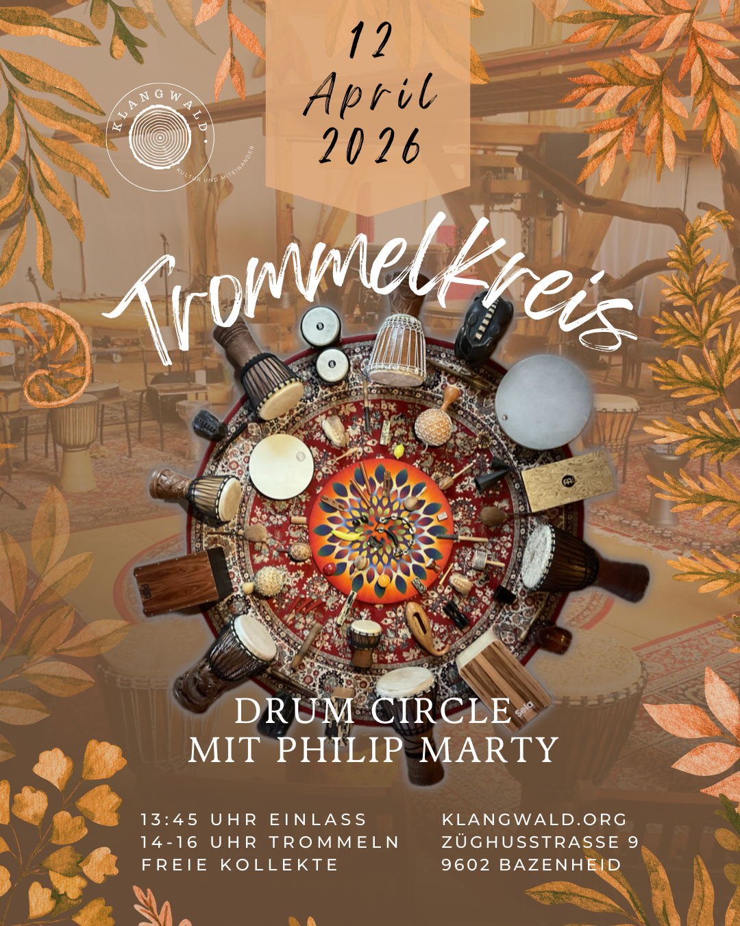 Ein Plakat für eine Veranstaltung namens 'Trommelkreis mit Philip Marty', das im Winter bis 26. März stattfindet. Die Veranstaltung findet im alten Schreinerhaus in Bazenheid statt und umfasst einen Einstieg um 13:45 Uhr, Trommelstunden von 14 bis 16 Uhr und freie Kollekten. Das Bild zeigt einen Kreistisch mit verschiedenen Trommeln und Musikinstrumenten, umgeben von botanischen Illustrationen.