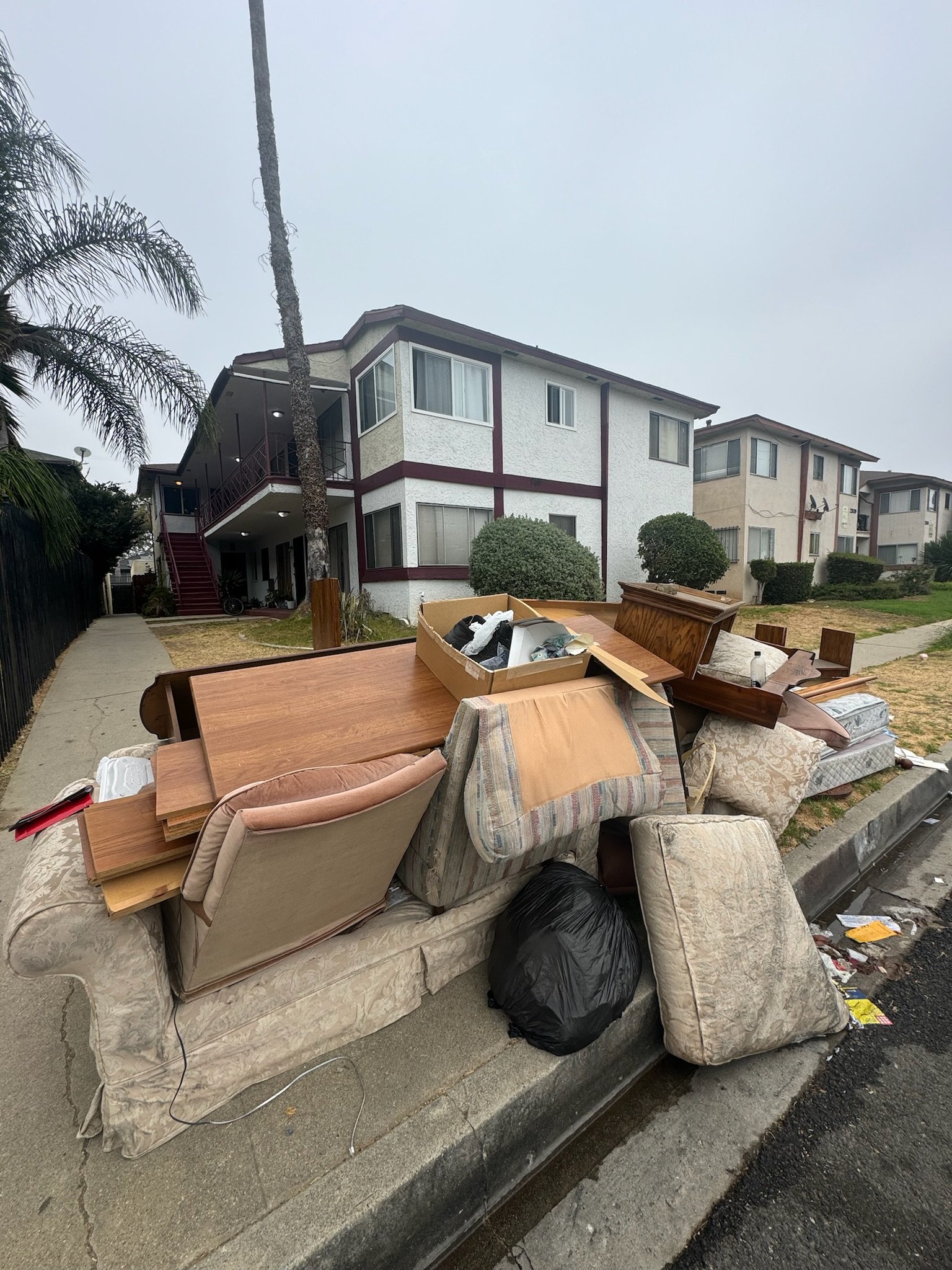 How to Remove a Couch in Los Angeles
