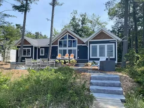 Sunset Shores Cottage on East Bay