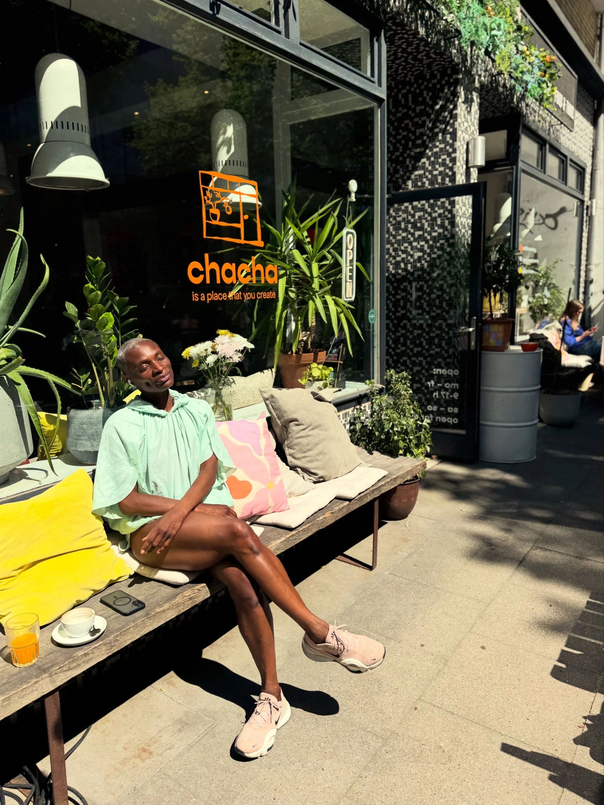 Wir lieben lieben lieben unsere Terrasse im Sommer 😎☀️
Den ganzen Tag begl&uuml;ckt uns die Sonne und wir euch mit frisch gebackenem Kuchen und @blackdelight Kaffee 🫶
Ask Wendy @wellwilliamsdance if you don&rsquo;t believe us 😋