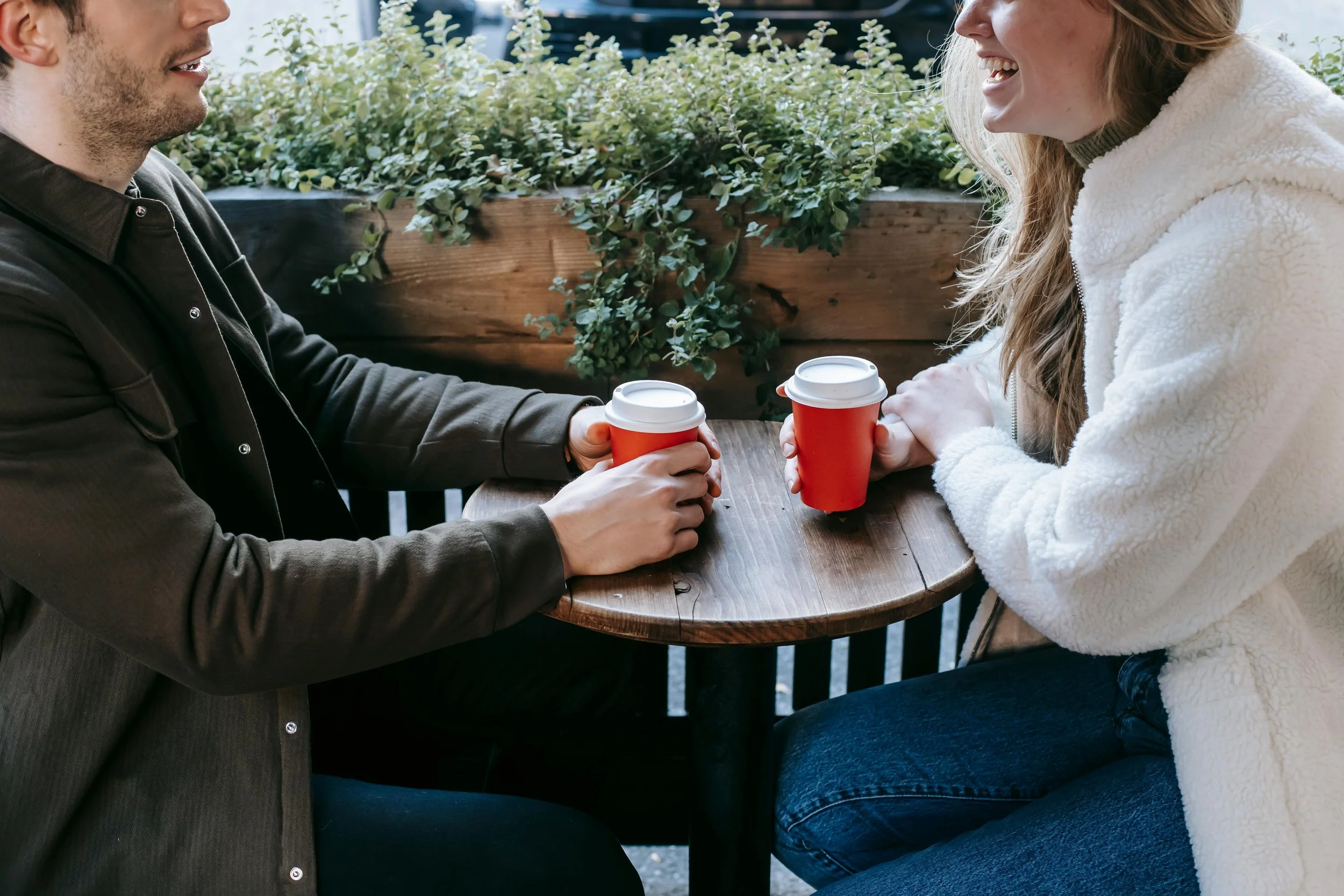 Man and woman on a coffee date discussing the decision I don’t want kids and what it means for dating and relationships.