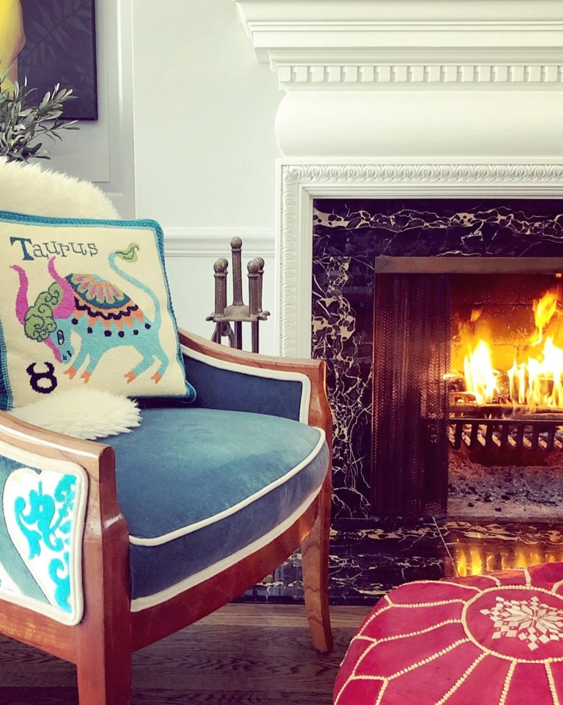 Cozy Sunday vibes.
.
.
.
#isabelschultzdesign #cozyvibes #eclecticdecor #livingroomdecor #livingroomgoals #livingroominspiration #ruemagazine #housebeautiful #popofcolor #colormehappy #vintagestyling #cozylivingroom #vintagedecor #dailydecordose #hbc