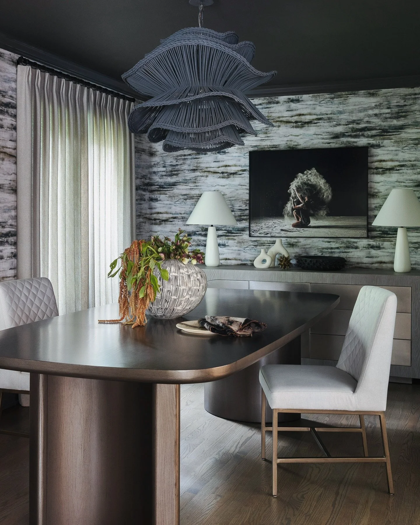 I&rsquo;d say she&rsquo;s ready to host. Swipe + see Stories for more on this transformed dining room.🔥
Photo: @sarahecrowley 
.
.
.
.
#isabelschultzdesign #chicagointeriordesign #chicagointeriordesigner #chicagohome #diningroom #diningroomdesign #n