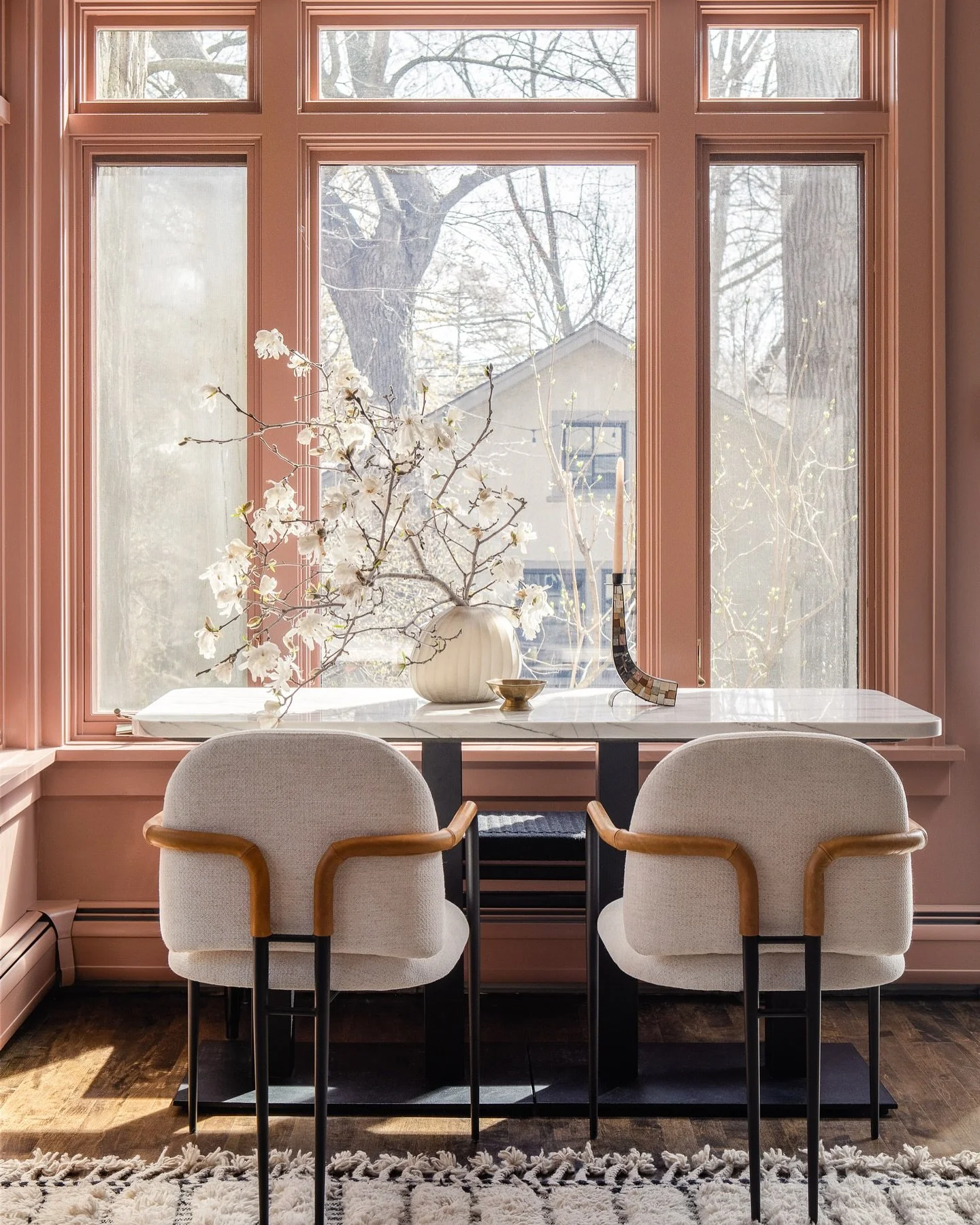 Perfect spot for a slow, sun dappled Sunday.
Photo: @sarahecrowley 
Styling: @kimberlyswedelius 
.
.
.
#isabelschultzdesign #livecolorfully #abmlifeiscolorful #ihavethisthingwithpink #colorfulhome #homewithrue #ruedaily #dailydecordose #dailydecordet