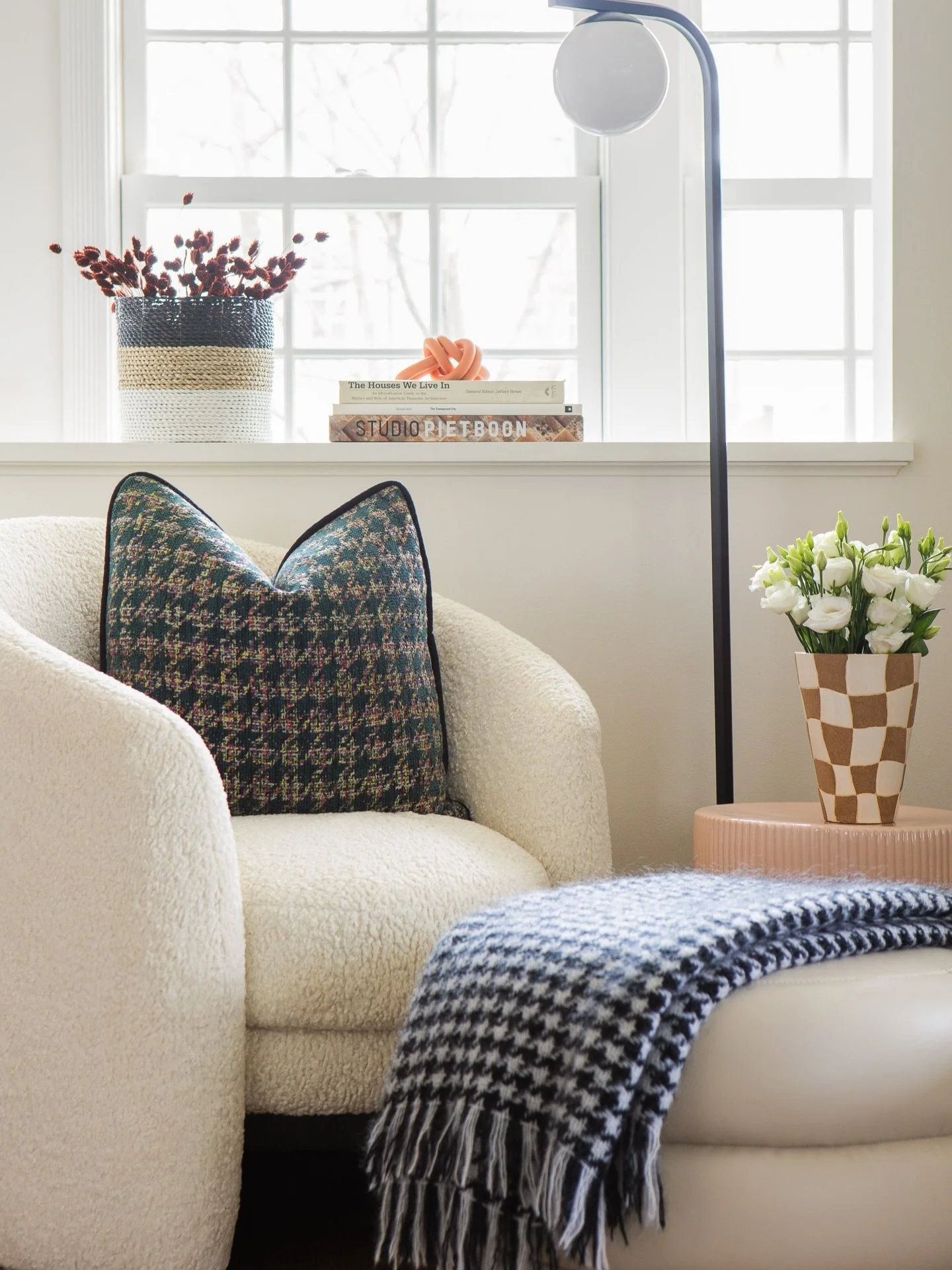 Cozy family room reading nook&hellip;perfect for a Chicago -2 degree day!
Photo: @sarahecrowley 
.
.
.
#chicagointeriordesign #cozyhomedecor #cozyathome #chicagointeriors #cozyhomevibes ruemagazine sodomino livingetc