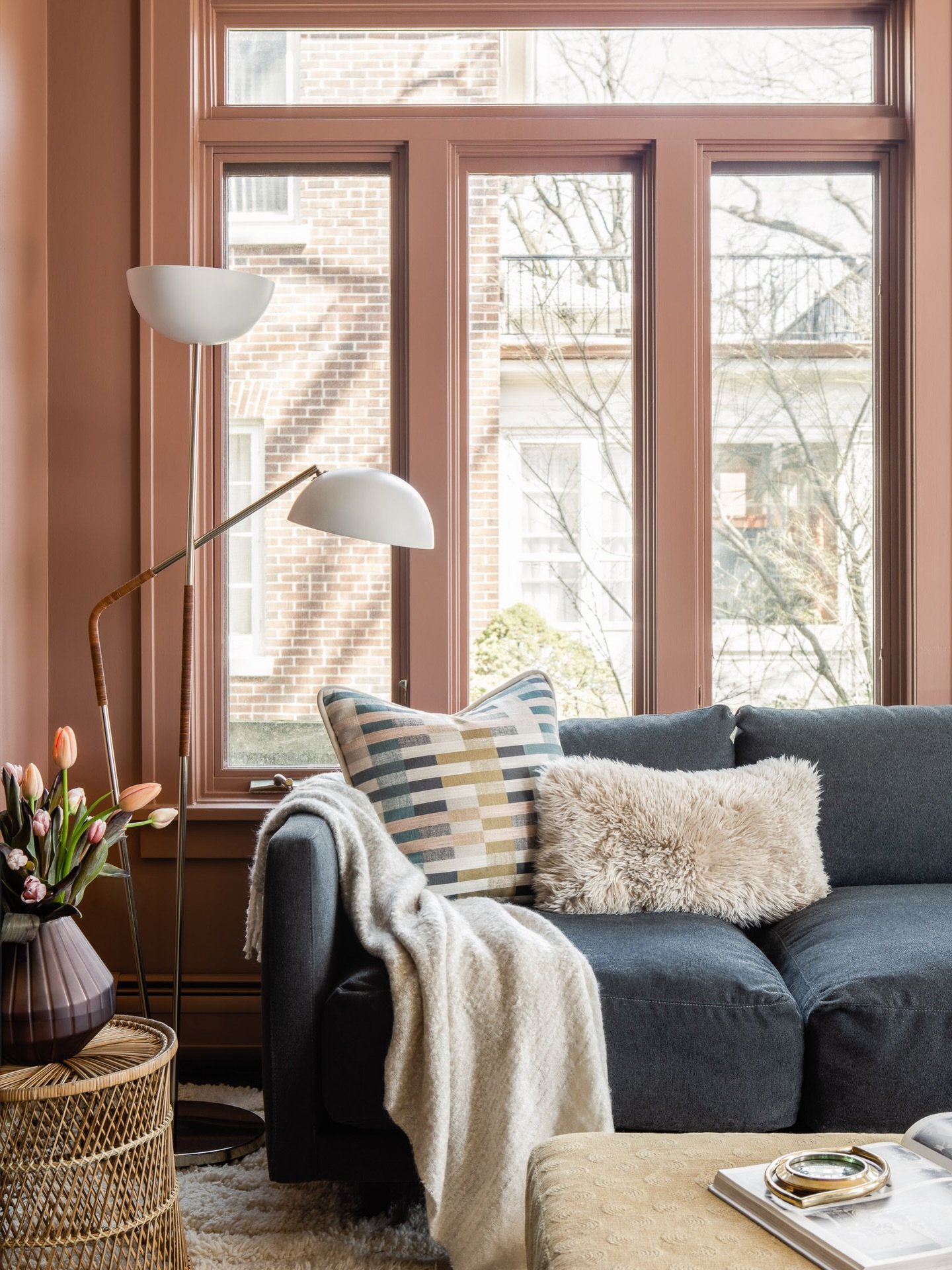 Sunday vibes&hellip;we created a cozy yet stylish family room for a family of four to kick up their heels, watch the game or linger with the paper &amp; a cup o&rsquo; tea.
Photo: @sarahecrowley 
Styling: @kimberlyswedelius 
.
.
.
#familyroom #family