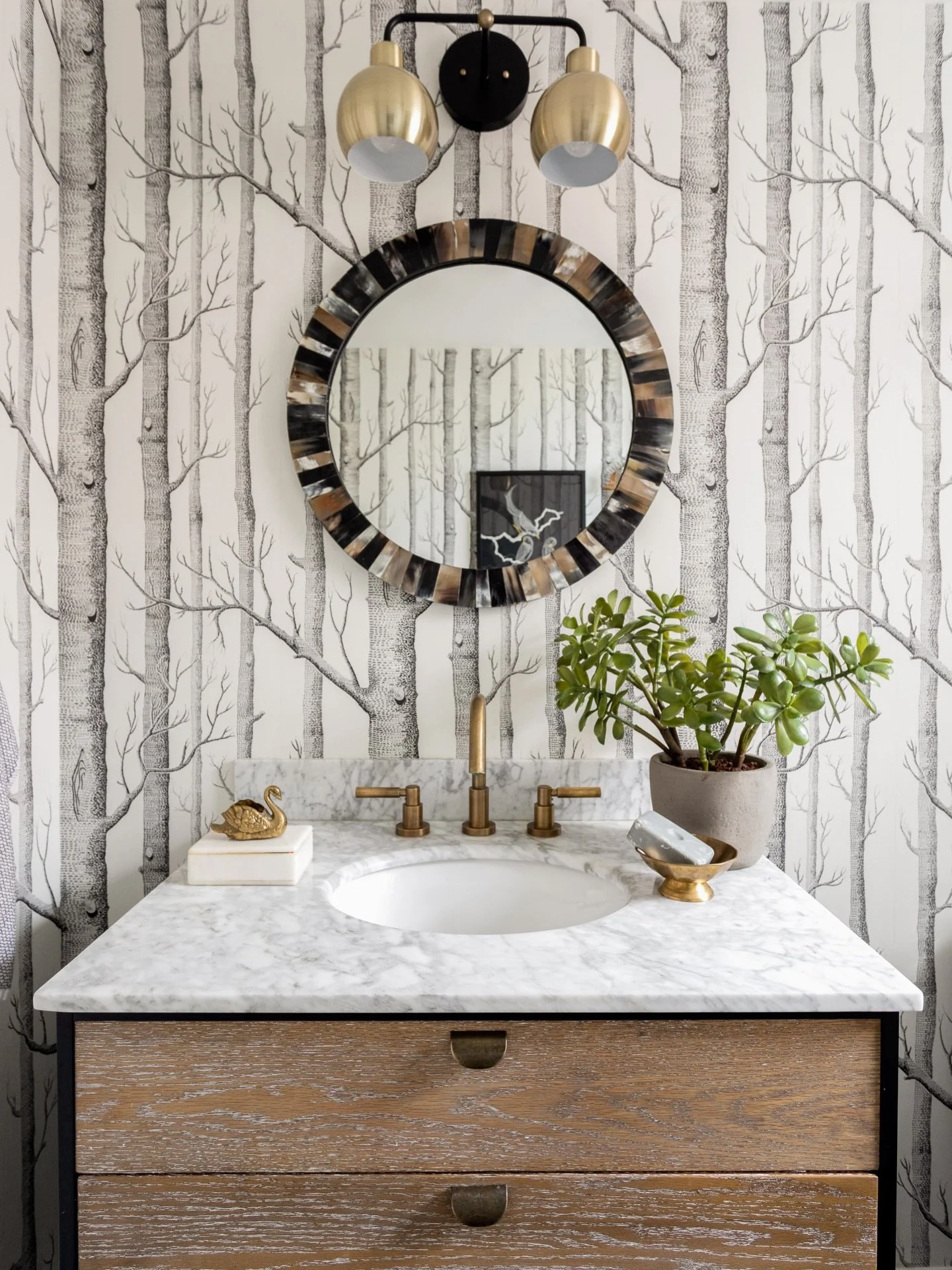 Wednesday&hellip;for wallpaper &amp; woods. A couple favorite things but frankly every day is a good day for wallpaper &amp; a walk in the woods.🖤
Photo: @sarahecrowley 
Styling: @kimberlyswedelius 
.
.
.
#coleandson #wallpaperinspo #ruemagazine #wa