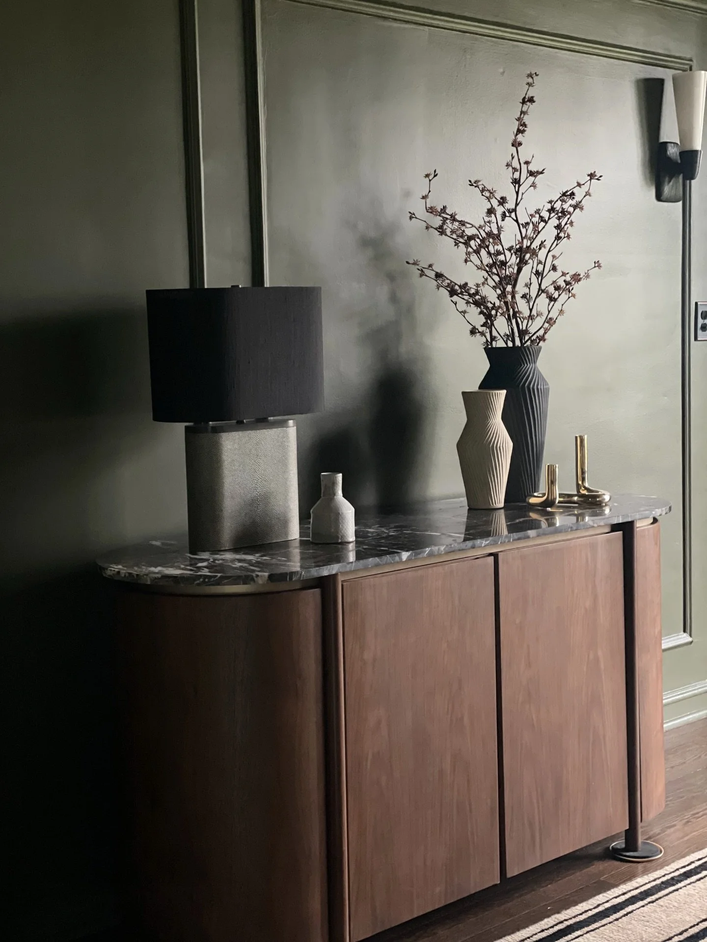 When the light hits just right in a space&hellip; like this soon to be art filled dining room.🖤 
.
.
.
#isabelschultzdesign #greenwall #chicagointeriordesigner #chicagodesigner #diningroomdesign