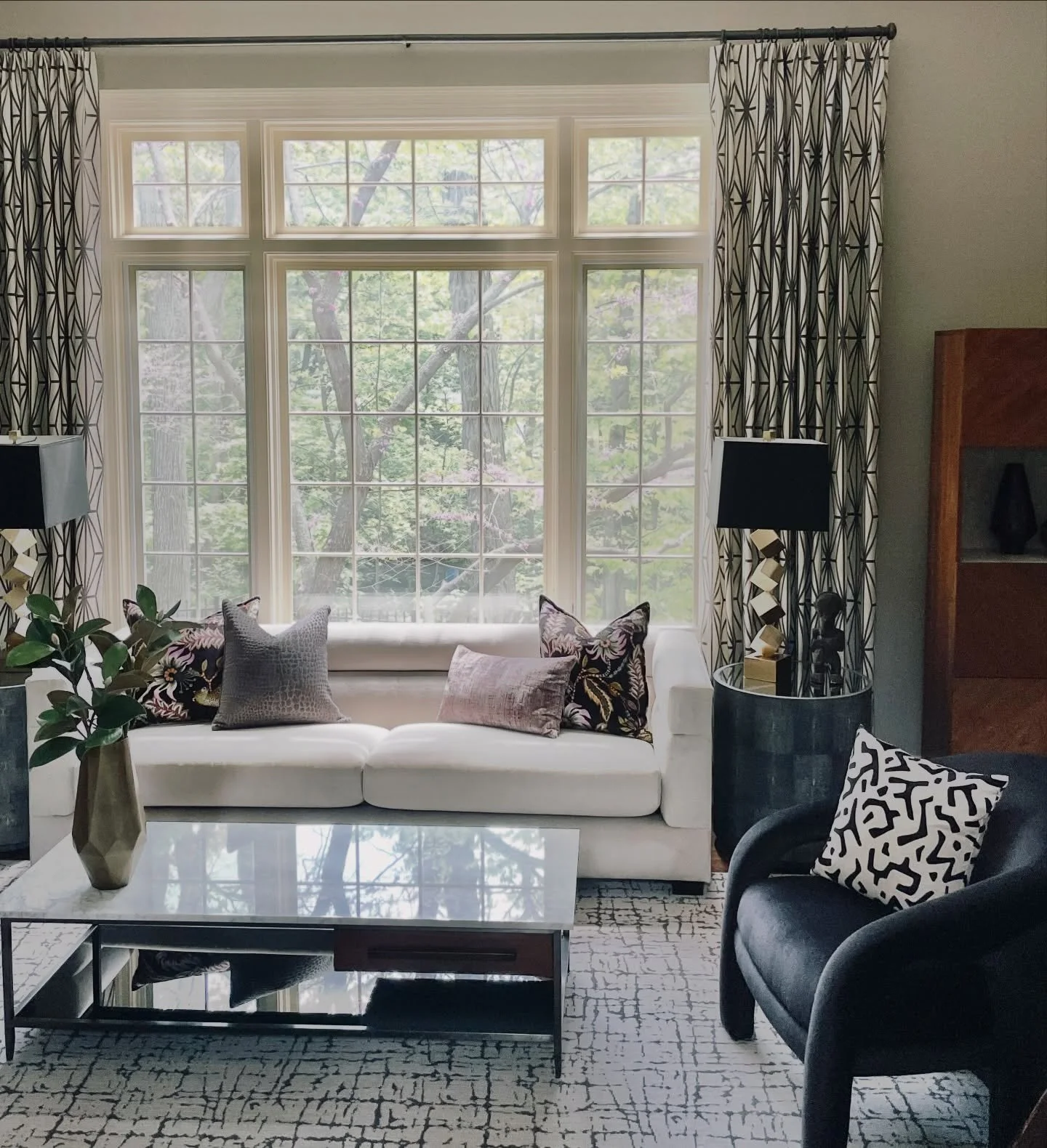 Spring, I see you out there. Hope to see you sooooooon.🙏🏼
.
.
.
#isabelschultzdesign #leejofa #livingroomgoals #nsmagazine #luxemagazine