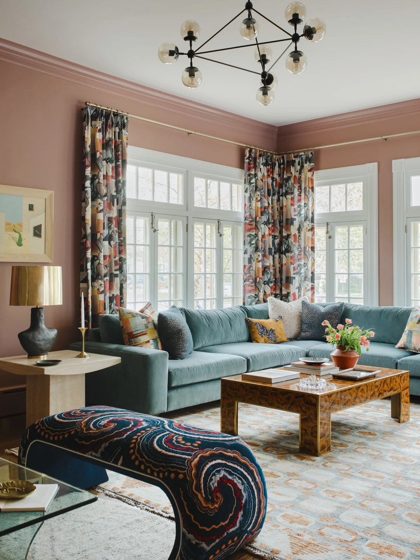 &ldquo;Kiss of Spring&rdquo;&hellip; that sounds about right in this earthy pink, tulip tinged room - perfect for gathering and lounging after a big family brunch.✨
Photo: @sarahecrowley 
Styling: @stylewithbrit 
.
.
.
#livingroomdesign #chicagointer