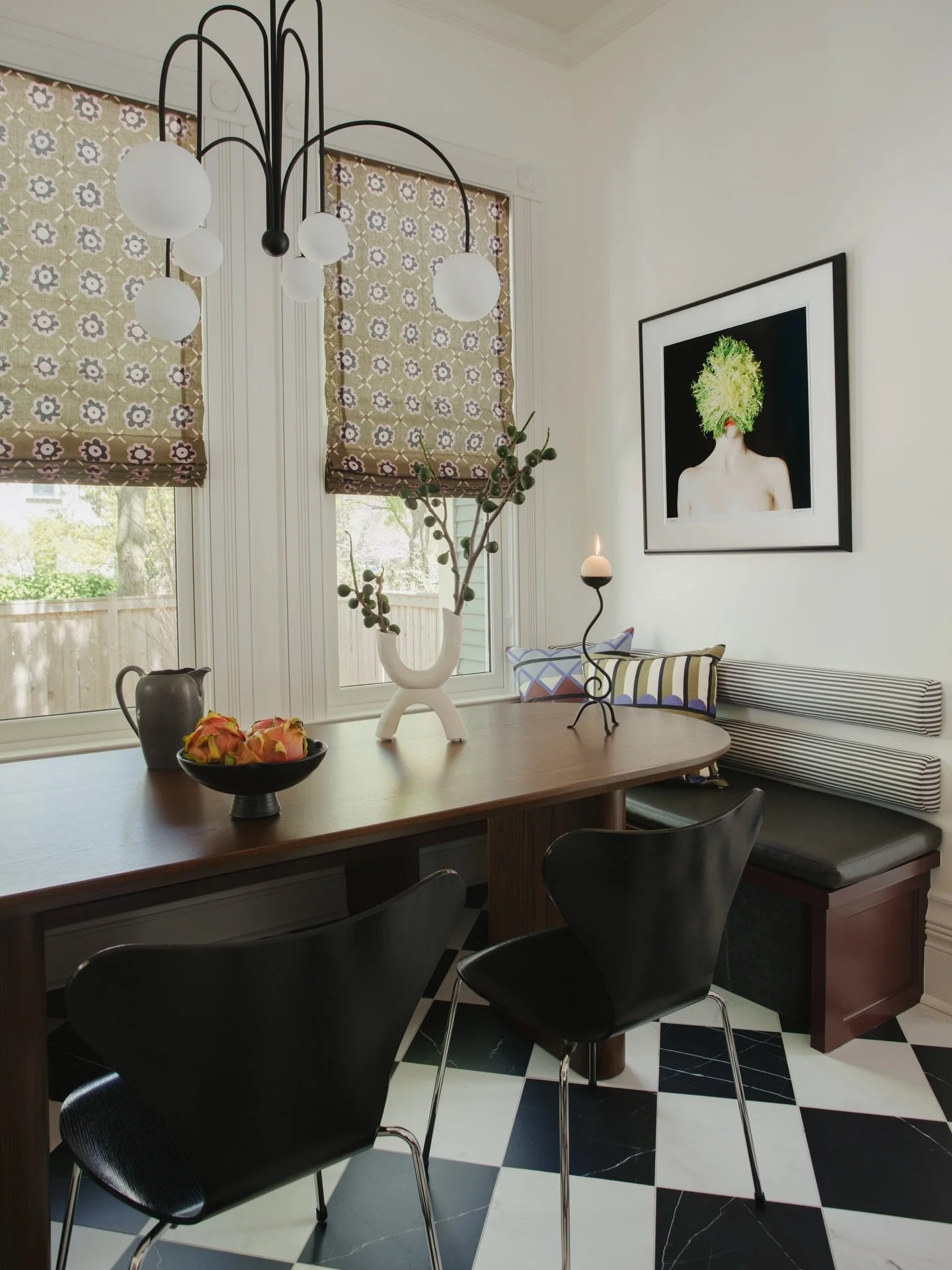 Perfect Sunday spot for sitting&hellip;and art. Always with art.✨
Photo: @sarahecrowley 
Styling: @stylewithbrit 
.
.
.
#isabelschultzdesign #chicagointeriordesign #housebeautifulmagazine #chicagointeriordesigner #chicagointeriors