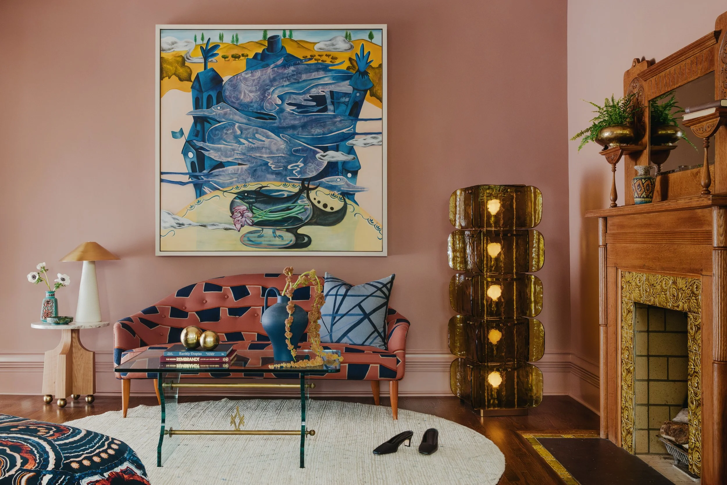 Let&rsquo;s start this weekend artfully shall we?! This incredible piece from @jingqi_wang_steinhiser steals the show.✨
Photo: @sarahecrowley 
Styling: @stylewithbrit 
.
.
.
#isabelschultzdesign #housebeautiful #housebeautifulmagazine #livingroominsp