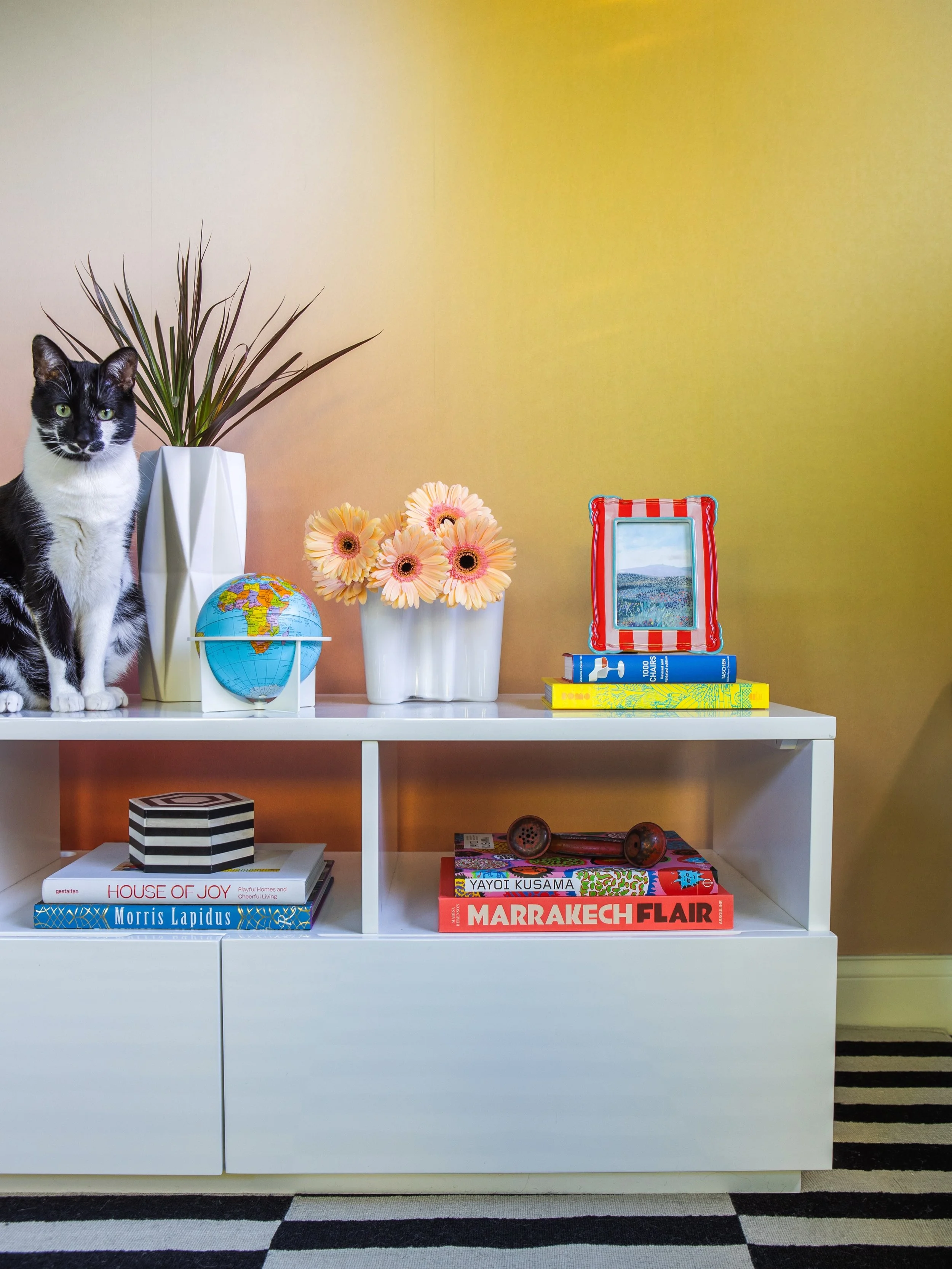 Sunny vibes, epic transformation {swipe left} + cute kitty. It&rsquo;s a good day.🌞
Photo: @sarahecrowley 
.
.
.
#basementgoals #wallpaperwednesday #wallpaperinspo #colormehappy #chicagointeriordesigner