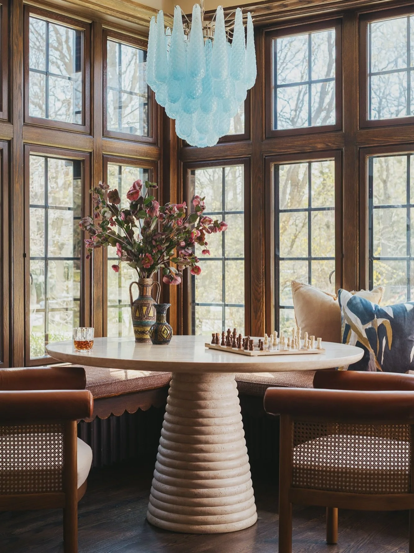 Shall we start Friday morning off right? Yes we shall. Boom.✨
Photo: @sarahecrowley 
Stylist: @stylewithbrit 
.
.
.
#isabelschultzdesign #livingroominspiration #housebeautifulmagazine #chicagointeriordesigner #chicagointeriordesign