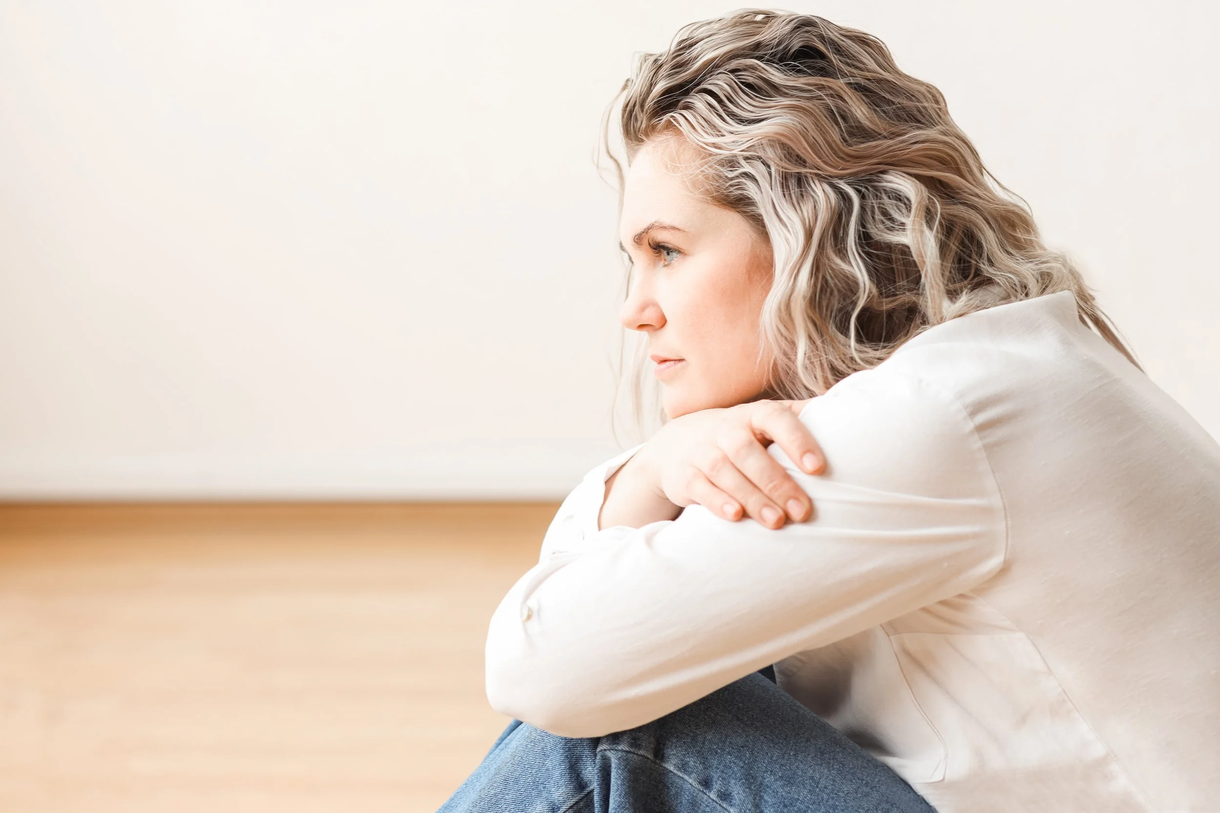 thoughtful-woman-with-wavy-hair-resting-chin-on-ha-2026-03-17-02-35-07-utc.jpg