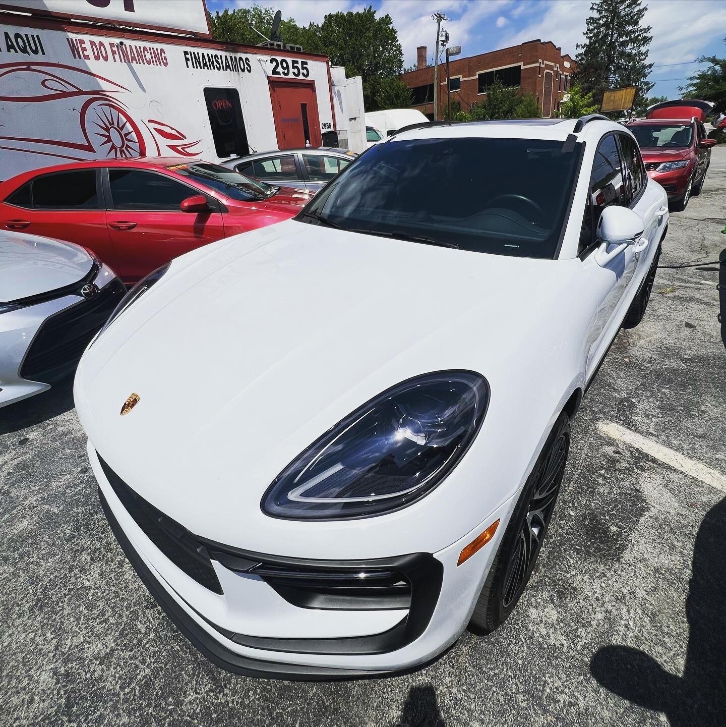 2023 Porsche Macan Windshield replacement. Equipped with Rain and Humidity sensors, Lande Departure, Forward collision alert and Heads up display 🔥
.
.
.
#porsche #macan #nashville #nashvillegram #nashvilleautoglass #autoglass #autoglassreplacement 