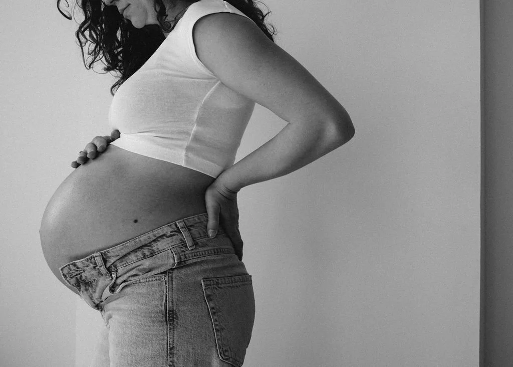 zwangere moeder van een baby zwart wit