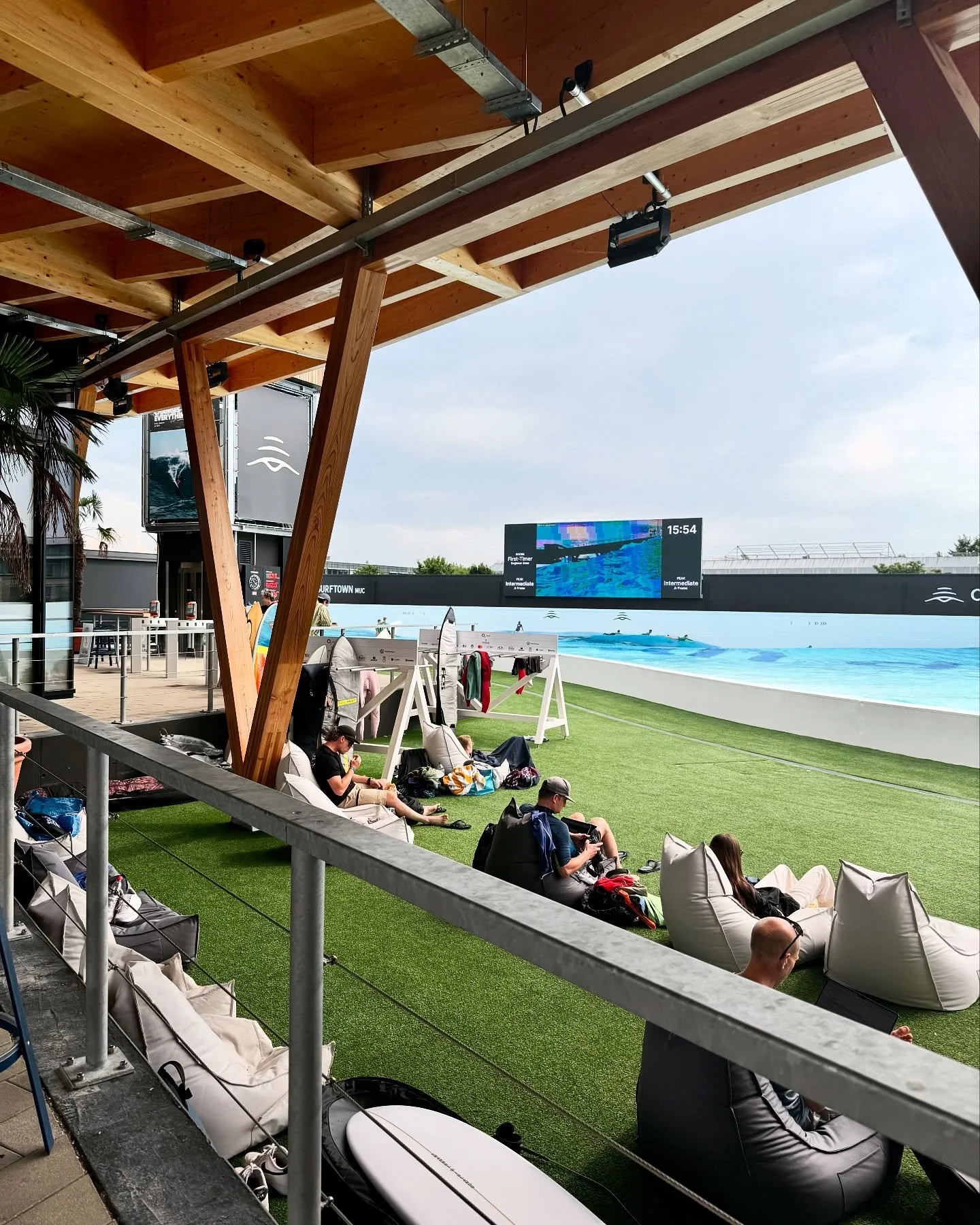 Wir surfen auf der Energiewelle 🌊

Heute waren wir beim &bdquo;Energy Leadership Network 2025&ldquo; in der @o2surftownmuc von @vispiron_energy und @huaweideutschland zu Gast. Unser B&uuml;ro hat die Bauleitplanung f&uuml;r die Photovoltaik-Freifl&a