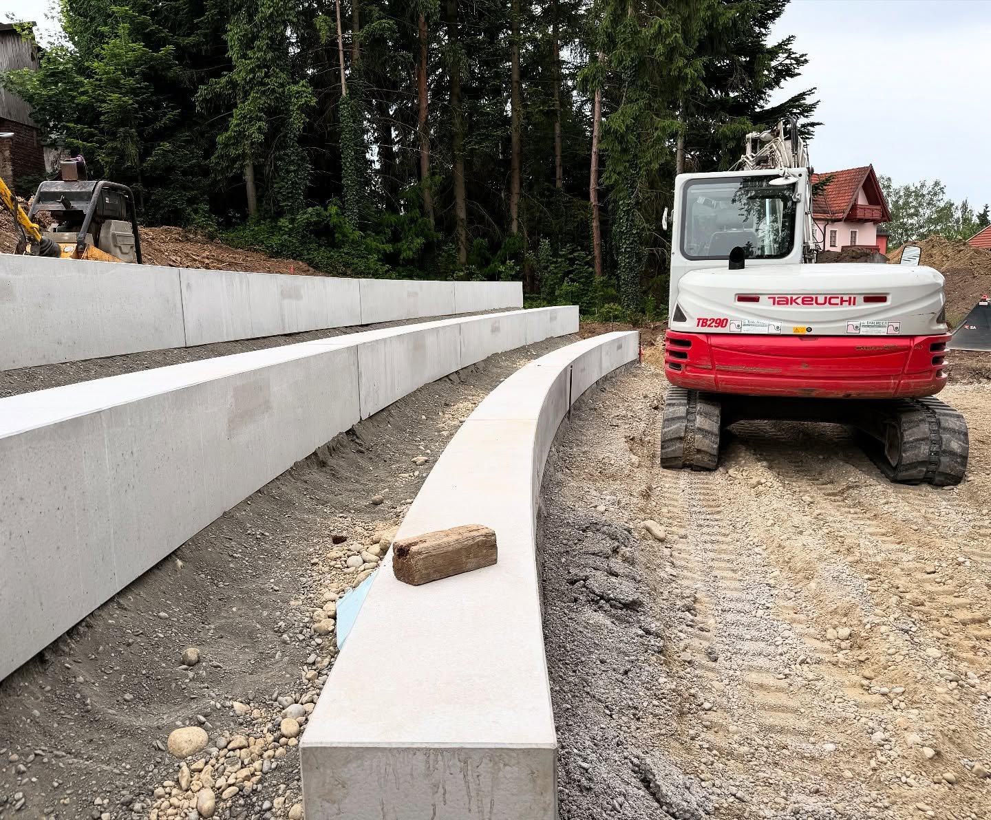 Die Zuschauertrib&uuml;ne im Kultur- und Skulpturenpark nimmt langsam Formen an ☺️

Projekt: Kultur- und Skulpturenpark

#landschaftsarchitektur #kulturpark #skulpturenpark #zuschauertribuebe #landscapearchitecture #bauleitung #baustelle #baufortschr