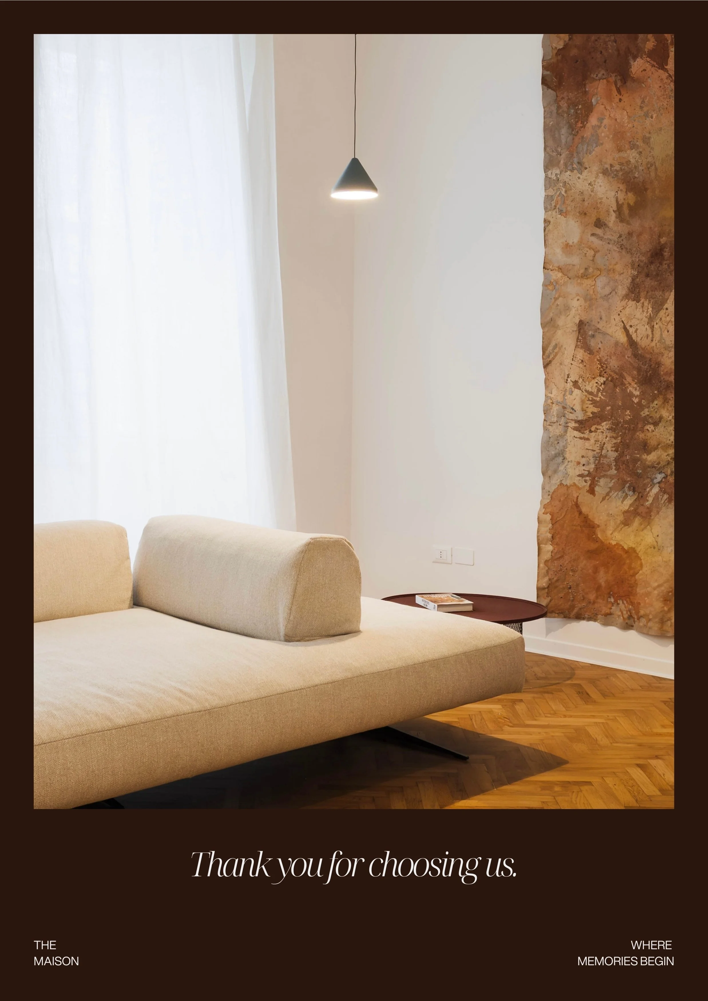 Interno di un soggiorno con divano beige, pareti bianche, pavimento in parquet, una lampada a forma di cono nera e una parete decorativa con affresco o stucco rustico.