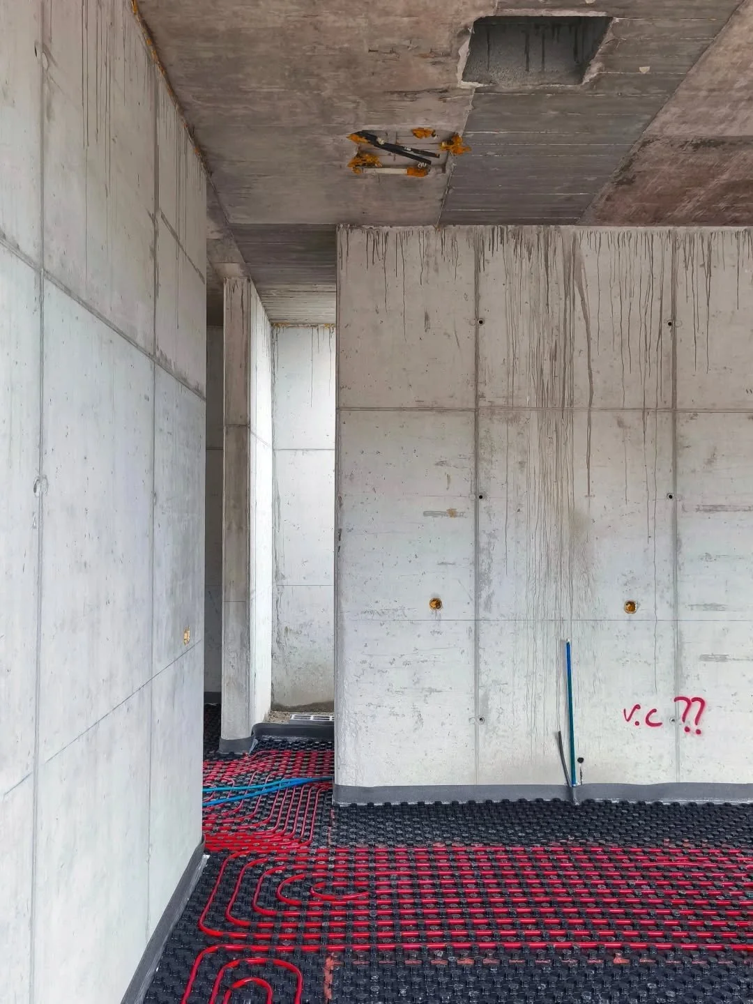 Luz natural, bet&atilde;o &agrave; vista e uma obra a ficar t&atilde;o bem! @casaperdinana