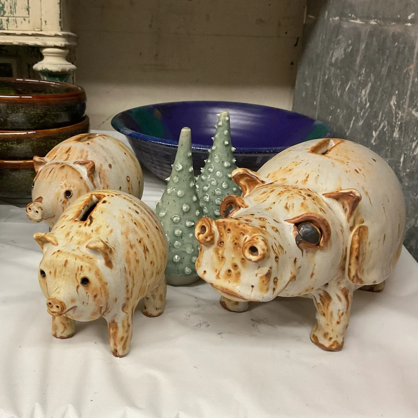All prettied up for Christmas!
🎄✨🦛✨🎄 

#scargopottery #scargopotteryandartgallery #capecodart #capecodpottery #dennisma